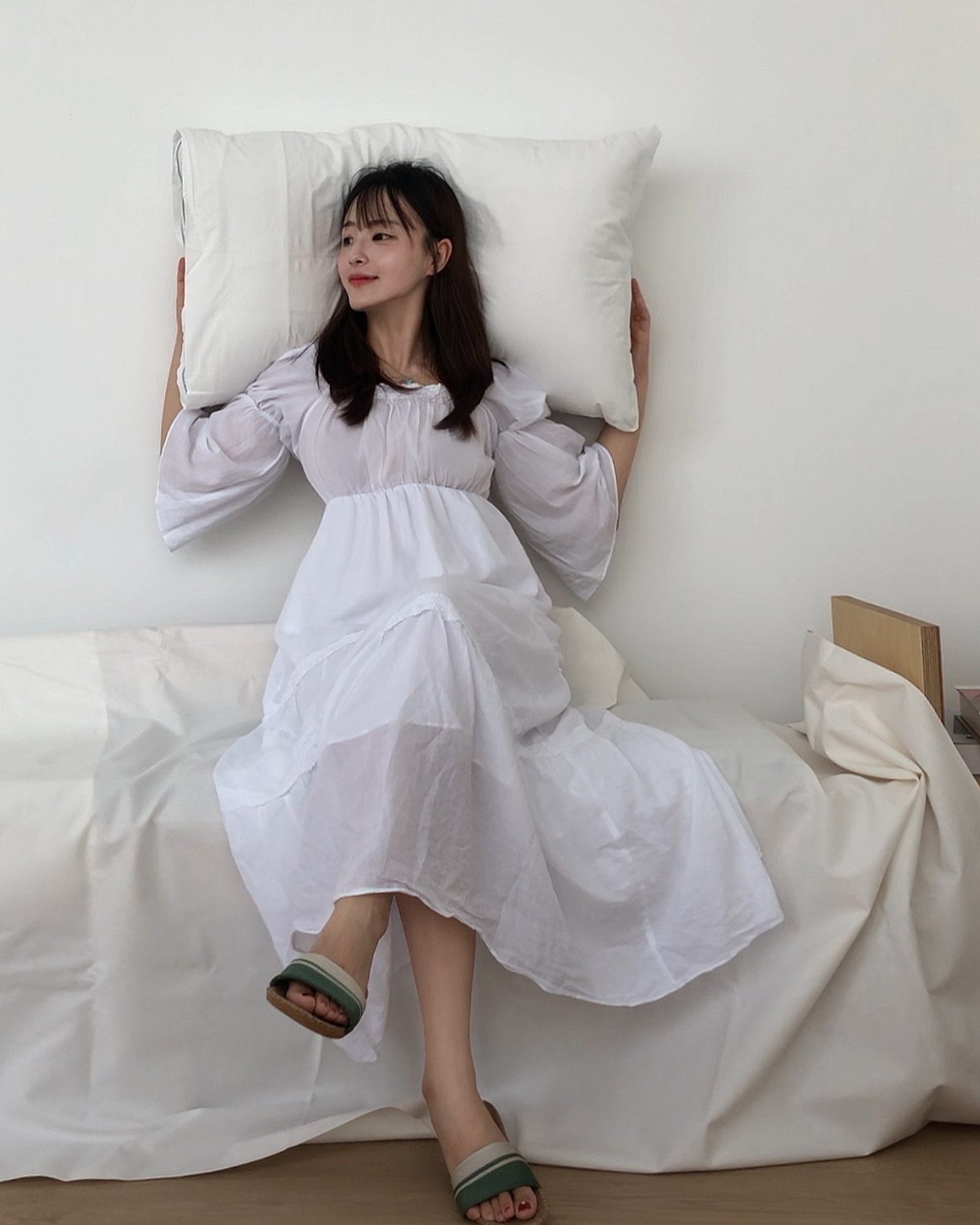 잠들 때까지 오래 걸리던 나를 머리만 대면 잠들게 하는 구스베개 😴 호텔베개는 꼭 구스베개라더니,, 정말 매일 호캉스하는 기분🤍 자고 나면 항상 목 어깨 아프다던 남편도 푹자게 만들어줘서 우리가족 수면의질 상승중!!! 일반 베개보다 가로로 긴 사이즈라서 지혁이도 침대마냥 올라가서 잔답니다🛌

#협찬 #광고 #도아드림 #구스베개 #구스의늪 #베개추천