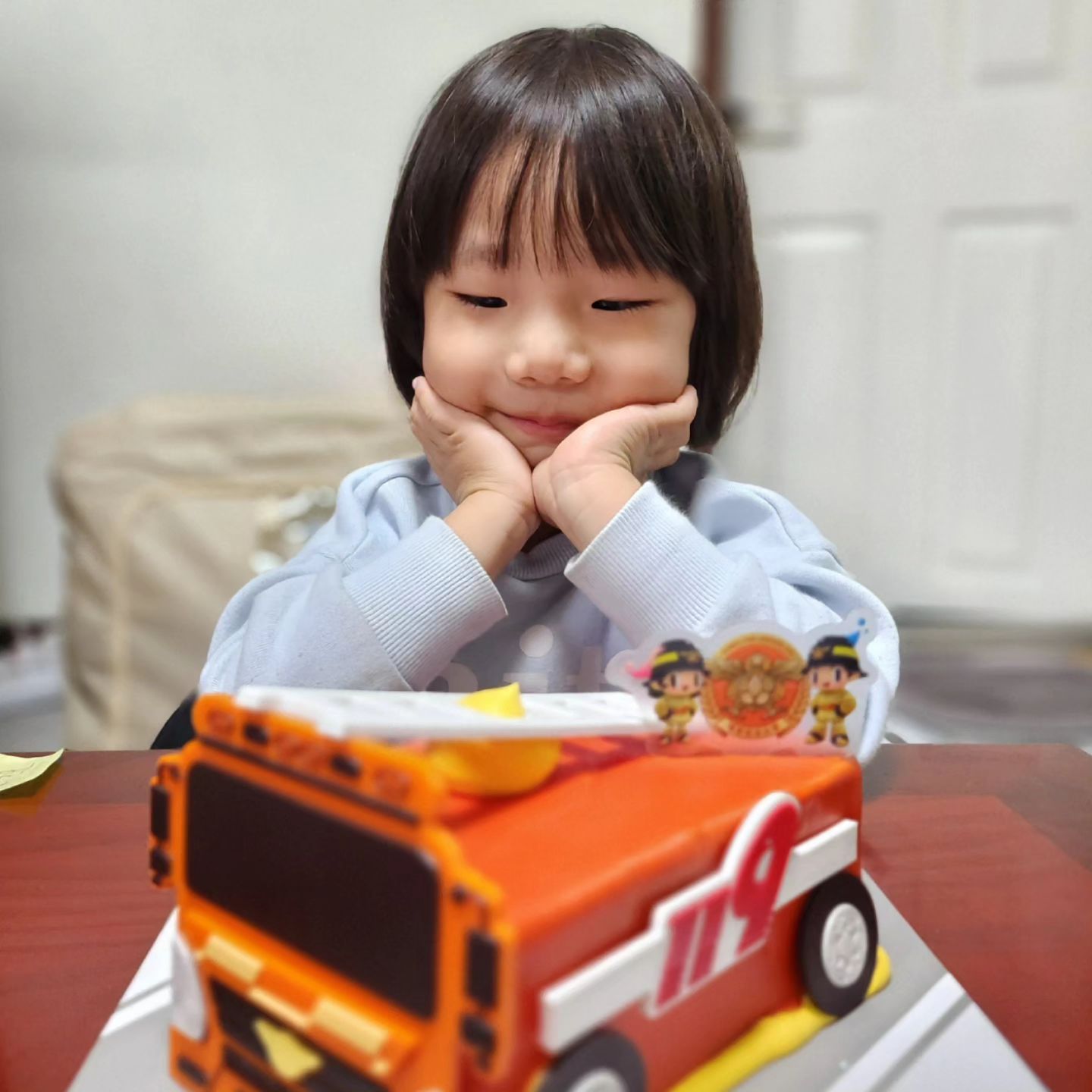 우리리우의 5살생일🎂
형아보고 케이크골라달라더니 둘이 동시에
소방차케이크 선택!ㅋㅋ 요즘케이크 장난아니네
할아버지, 할머니 모두 노래불러주니 
표정이 너무너무 찐이다🩵
만나는 사람마다, 통화하는 사람마다
"오늘 저 생일이예요!" 꼬박꼬박 소문내시는 분ㅋㅋ

마지막 필수코스는 장난감사러가기
비몽사몽으로 자기 생일이니 꼭 사야겠다며
마트를 몇바퀴를 돌고왔는지 모르것네ㅋㅋㅋㅋㅋ

#우리리우생일축하해 #우리아들최고👍
#내년엔꼭형아처럼파티존만들어줄께
#5살생일 #소방차케이크 #119케이크