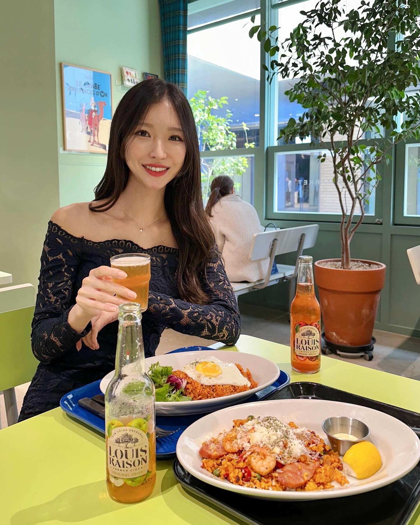 #광고 🍏🍎 louisraison.korea
🇫🇷 100년 전통의 프랑스 사과발효주 ‘루이레종’ 🍹과 함께한 #보마켓 서울점  브런치타임 🍽️

사과발효주인 루이레종은 5.5% 도수로
상큼하고 달콤해 식전주로 기분 좋게 마시기에 딱 좋더라고요 :)

투명한 바틀로 보이는 컬러풀한 색상도 너무 예쁘고, 로고 디자인도 예뻐서 선물용으로도 추천드립니다!

루이레종 공식 인스타그램에서 구매처를 확인해보세요.
@ louisraison.korea

✔️ 임신 중 음주는 기형아 출산을 일으킵니다. 지나친 음주는 뇌졸중, 기억력 손상이나 치매를 유발합니다.

#루이레종 #애플시드르 #애플사이더 #프랑스 #사과발효주 #식전주 #술추천 #서울숲 #서울숲맛집 
#보마켓 #BOMARKET