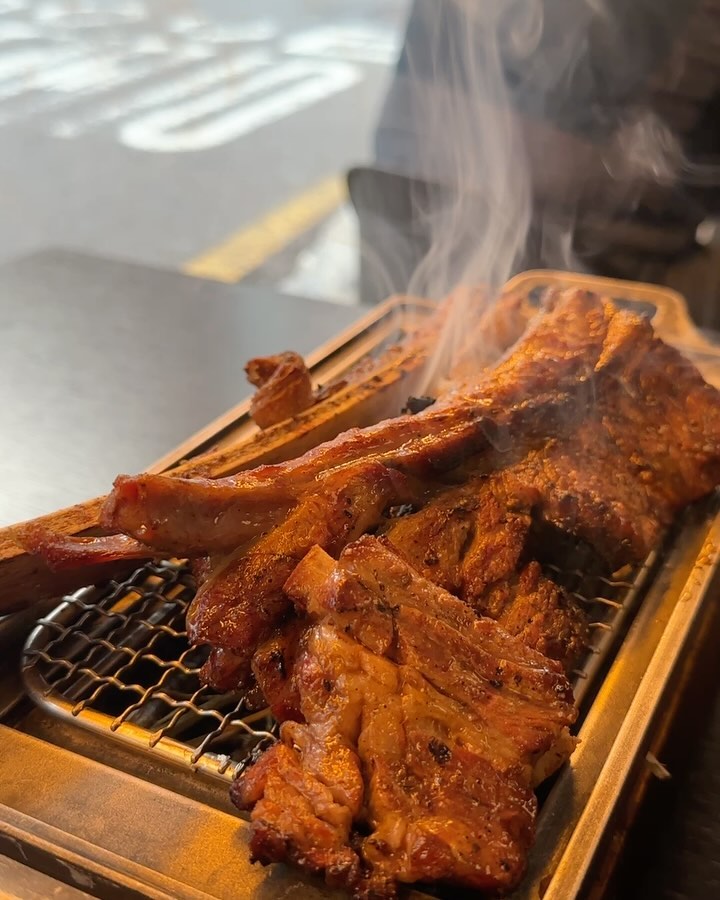 #협찬 / 오픈하자마자 영등포 핫플이 된 #보라매맛집 #가람상회 . 생방송투데이 우대갈비편에도 나올 정도로 #우대갈비 가 맛있다고 해서 주문해서 먹어봤는데, 주방에서 볏짚으로 조리 후 나와서 그런지 볏짚 향이 확~ 느껴지면서 입 안에서 살살 녹는데 눙물나게 맛있었다 ㅜ_ㅜ 뜨거운 철판에 에쉬레버터를 사용해 뼈부분만 재조리하는 정성까지 들이니 맛이 없을 수가...!! 소금, 와사비, 홀그레인소스와 찰떡궁합이었다 - ♥ 김치찌개는 먹어본 것 중에 역대급 !! 적당히 신 김치에 부드럽고 고소한 고기랑 흰 쌀밥과의 조합은 더 말해 뭐해 😍  오픈형으로 힙한 감성의 인테리어는 요즘 같은 날에 딱이었고 :) 쉐프 출신 용산 #가람떡갈비 사장님께서 오픈한 새로운 맛집이라 그런지 거를 타선이 하나도 없었다 ~ ! 또 가고 싶은, 아니 자꾸만 가고 싶은 #보라매맛집추천 ! !

#신길동맛집 #신길맛집  #신길고기집 #보라매고기집 #보라매역맛집 #대방맛집 #맛집발견 #양갈비 #양갈비맛집 #우대갈비맛집 #배달맛집추천