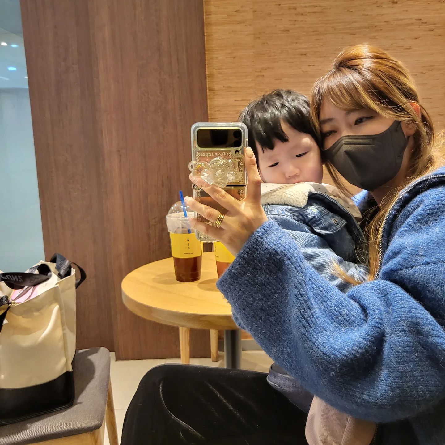 저 일냇어요🫶

좋은기회가 생겨서 공구마켓을 오픈하게되었어요!

원래 옷이나 꾸미는걸 좋아하다보니 
20살때부터 옷가게에서 일하고
꾸미는걸 좋아해서 대학도 패션과갓구요 .ᐟ

근데 다온이 낳으면서 
네일부터 속눈썹이며 뭐.. 꾸밀시간도 없고
내옷만 엄청사댔는데 지금은 다온이 옷만 보고있드라구요 .ᐟ

무료해진 제가 잘할수잇는걸 찾다보니 역시나..ㅋㅋㅋ
저 인스타호갱이라 할 정도로 공구 엄청 사댓엇는데
사면서 계속 나도해볼까? 나 잘할꺼같은데... 
이런생각이 들던 도중 기회가 왔어요 
오면 잡아야하는거잖아요?? 

그렇다고 찐소통 안하는거 아니쥬 
전 진짜 육아의 찐소통 넘 좋아요 
맘님들이랑 서로 위로해주고 정보공유하고🫶
저 이번에 다온이 폐렴땜에 스토리올렷을때도 
엄청 많은 DM을 받아서 감사하고 힘난거잇죠

저도 받은 관심사랑 꼭돌려드리고 같이 울고웃고할꺼에요

⛧ _dear.my_luv 에서 지금 오픈이벤트하고있어요 .ᐟ

당황스러우실수도 있겟지만 
많이 응원해주시고 참여도 많이 부탁드릴께요🫶

꼭 우리아가들에게 필요한걸로 많이 보여드릴께요 .ᐟ