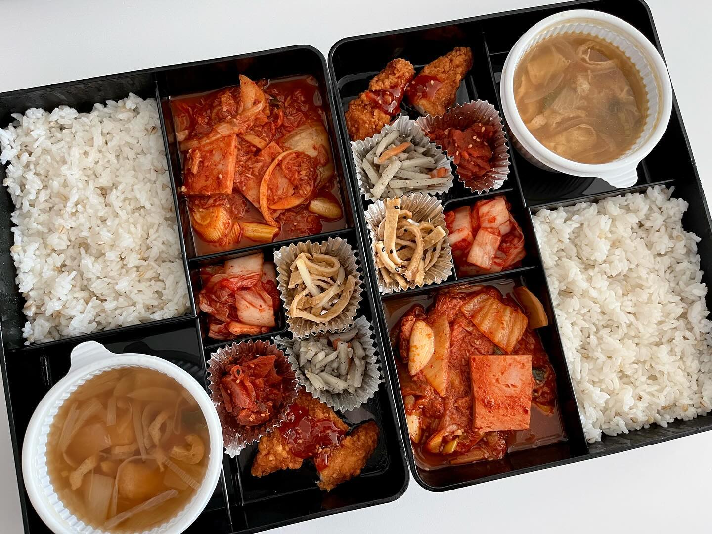 #협찬 #맛짱도시락 
🍱수원 직장인 점심도시락 배달 맛집🍱

✅ 배달예약 010 - 5074 - 3135
✅ 회사, 병원, 사무실, 공장, 공공기관 등 직장인 전용 점심 도시락
✅ 가정집은 X
✅ 배달료 없이 배달과 수거까지~👍
✅ 예약제! 식단표 보고 미리 주문하기☺️
✅ 2인 이상 배달 (1인 7500원, 가격 좋다!!!!)

점심식사! 시간은 부족하지만 잘 챙겨먹고 싶다면,
오늘 점심 뭐 먹을지 고민된다면~!
속 편한 집밥, 맛 좋은 🍱맛짱도시락 수원점🍱 추천합니다🥰

1인 7500원에 밥, 국, 다양한 반찬 
매일 다르게 즐길 수 있따구요~~💕

전 날 미리 주문하면 점심시간에 맞춰 배달해주니까
번거롭게 외식 안해도 돼요~ 점심시간 여유만땅🌿

보온백에 담겨오니까
따뜻한 밥 먹을 수 있어서 좋구요👍 
배달료 없으니까 부담없이 동료들과 함께 배달주문하기 좋겠죠?

무엇보다 맛있고
조미료맛이 안나서 속도 편해요☺️

오늘 점심은
맛짱도시락이닷😆

#맛짱도시락수원점 #수원도시락맛집 #수원단체도시락 #수원점심도시락배달 #수원도시락배달 #수원점심도시락 #수원배달도시락 #수원직장인도시락 #동탄도시락 #동탄점심배달