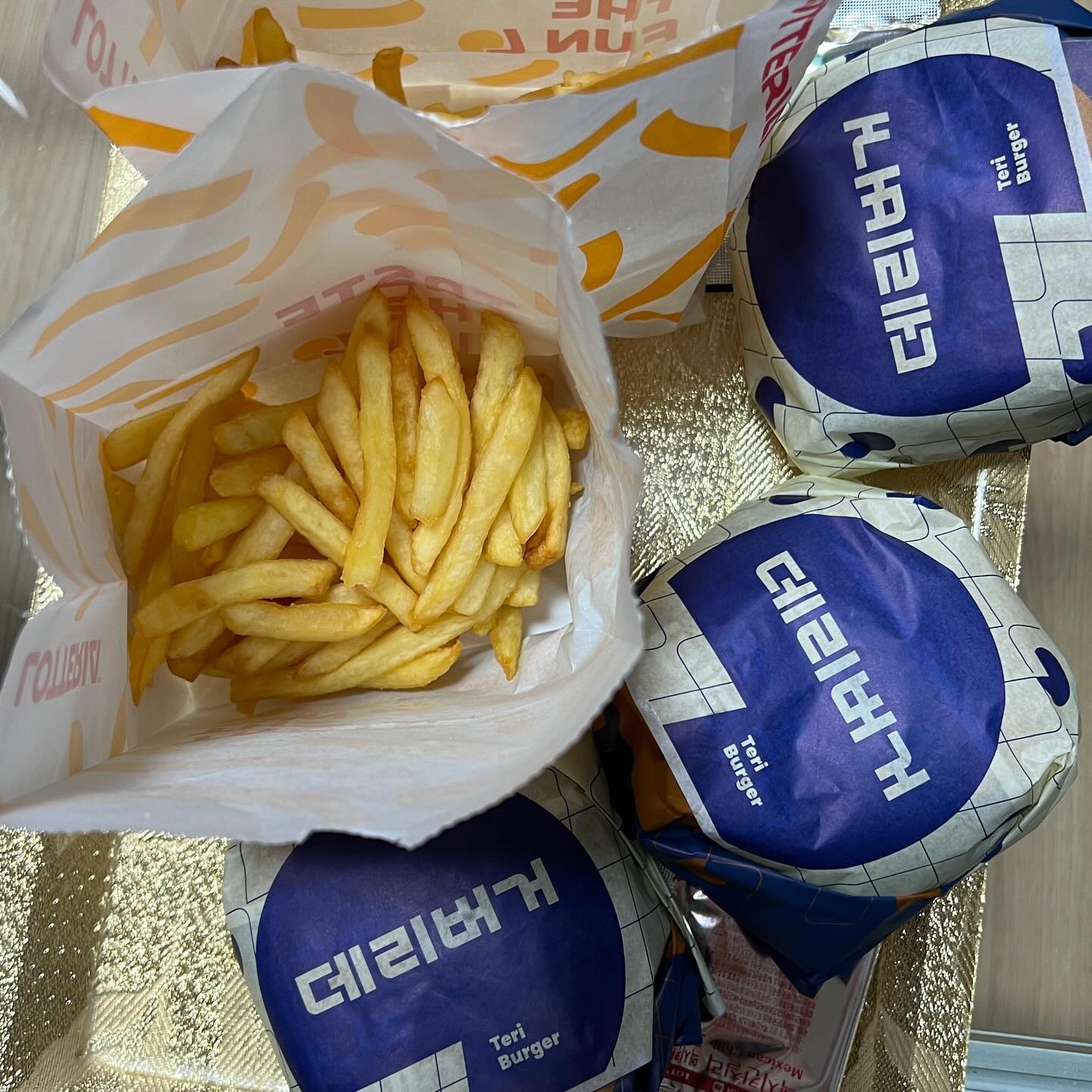 내가 사온 야식… 아…피곤탕 오빠 햄버거 고마워💕