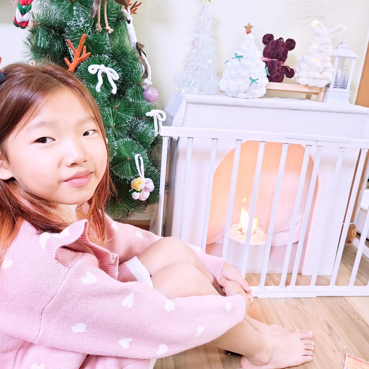 15000원짜리 선반에 다이소 우드락으로 셀프 벽난로 완성!
피드 구경하다보면 따라하고픈 인테리어가 너무 많은데
그중 벽난로콘솔은 겨울만 해도 될거같아서 
집에있는걸로 만들어봤어요.ㅎ
강아지 울타리로 앞에 막으니 진짜 같앙 나만그래?ㅋㅋㅋ
나혼자 뿌듯해하는 중ㅋ 

이번 겨울 포토존도 만들었는데 울 예쁜따님 사진 남겨야지ㅎ