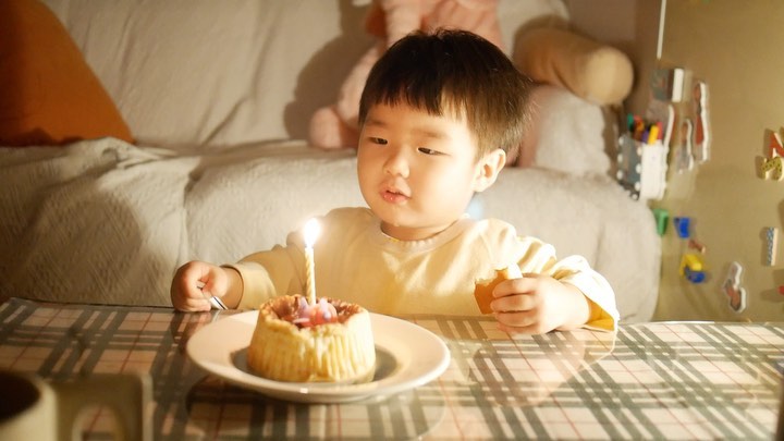 🐰

700일의 유안🧀
( 2024 .01.30 )
한달만 있으면 두돌이네
언제 이렇게 자라서 치즈케이크를 먹고있니
맛있지..? 치..즈..케이크….?
두돌이면 다 컸지 뭐..😅

오늘은 유안이가 책도 읽어줬다.
“ 버스가 가요🚎 깡총 있네? 안녕~잘가. ”
정도의 이야기 였지만ㅎㅎㅎ
책읽어 달라는 말에 무릎위에 책을 올리고
꽤나 진지한 표정으로 책 읽어주는 콩얀.

케이크는 모찌맘이 보내준 눈사람 바움쿠헨…
저 눈사람 바움쿠헨을 먹으려고 무려 북한산까지 갔는데…
관악산에서 북한산까지 가는 모든 스타벅스에 눈사람바움쿠헨은 없었다는 엄청난 이야기…..이제는 시즌종료로 먹을수 없어서 바스크치즈케잌을 샀는데 홍얀이 엄청나게 좋아했다🐿️
고마와요🧡 tiger_mozzi 잘 먹었습니당

#나의유안