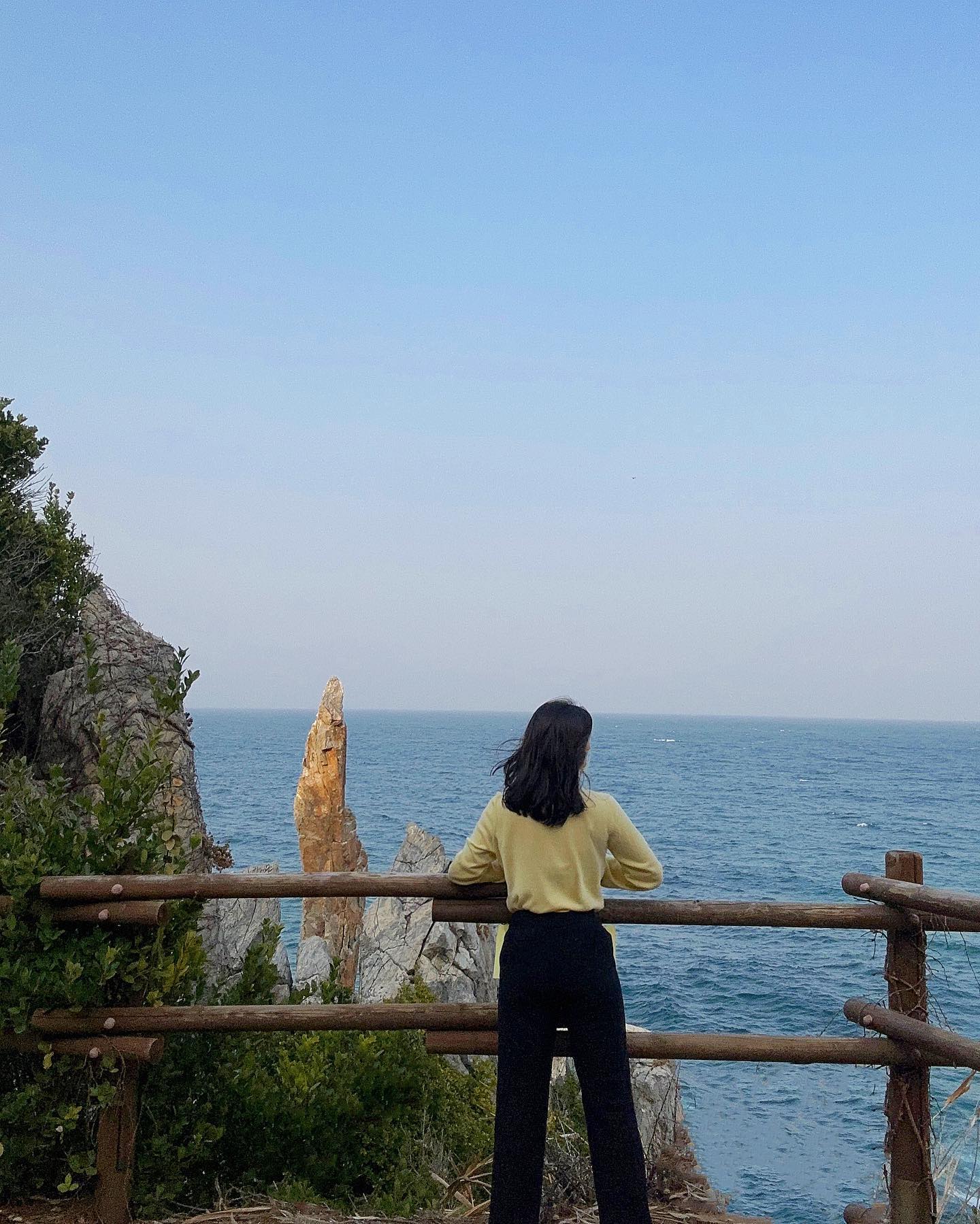 입사7년차 이직직전까지 갔다가 안가기로한 마음 다잡고 회사 1일 1장점 구호울부짖기권법 시전하기로하며 올리는 동해 출장기.

1. 상봉역에서 동해까지 ktx로 한번에 간다는 사실을 당일에 알게된 나녀석... 진짜편하더라 와 서울역까지가서 개고생할뻔 어찌어찌하여 동해역까지 울집에서 진짜 한큐에 빨리가는법 알아냄 굿🚈

2.강원도행 ktx가는길 뷰는 바다뷰라 진짜 기차타는맛 짜릿혀🏞️

3. 추암촛대해변에 오리떼가 사는데 나 바닷물먹고사는 오리 첨봄. 와 서핑하듯 파도타는 오리도 첨봄. 진짜노무노무싱기해🌊

4. 소복소복 냉모밀 개짱조르맛탱🍱

5. 평일 한적한 조용한 해변 으 평화로와🏖️

6. 바다는 늘 옳다. 근데 출렁다리는 진짜 출렁거리고 발밑에 구멍사이로 보이는 바다가 레알무섭도라🥶

7. 동해역에 고양이 무리들이 사는데 사람들이 이것저것 많이줘서그런지 진짜 거리낌없이 다가와줘서 마지막 기차시간 기다리며 진짜 행복한시간 보냈다. 해변에서 산 쥐포가 이렇게 감사할수가. 건강하게 오래 잘 그곳에서 살아갔으면 !🐈🐈‍⬛

8. 봄이오고있고 나는 살아나고있다고🌸

9. 동해꺼는 결국 입찰실패였지만 그래도 할수있는건 다해봤기에 심심치않은 위로를 우리자재단가가 비싼걸 낸들 어쩌리오

10. 일단 반복되는 업무 패턴 사람 상황 권태로움과 지루함 거기에 해결책없는 고단함까지 얹혀지니 여간 일하기가 싫겠냐만은 ,,,좋은점 생각하며 다시또 이 위기를 흘려보내봐야지 하고 아주맨날 ! 진짜 맨날 다짐한다 다짐하다 시간흐를게~~~🕰️

11. 가진거에 감사하고 행복할줄 알았으면 부디 제발!!!👏🏻

12. 그나저나 인스타재미없다. 광고랑 릴스가 너무 많이뜨구 보고싶지않은 것들에 자꾸 시선가니 짱난다. 우짜지 일단 알람끄고 산다요즘🤦🏽‍♀️

다시시작하는 한주 후우와아악 히믈내야지 아으으자아아악(우는중)