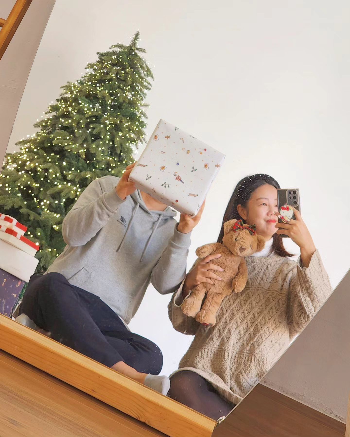 인스타에 못올린게 넘많아서 뭐부터 올려야될지 모르겠다고 🤣

1. 12월 어느날, 춘천 숙소에서 거셀 🍫

2.3. 요즘 붕친자, 어느정도냐면 집 앞 좋아하는 붕어집(?)이 있는데 하도 일찍 품절되길래 주말 눈뜨자마자갔다구!! (당연히 안열었....) 난팥붕파 🐟 

4. 1월 도쿄여행 겸 취재, 처음해본 기모노체험. 꽤나 만족스럽군 :)

5.6. 지인들이 언제입주해? 라고물어볼때마다 아직 먼얘기같았는데, 드디어 아파트 입주날짜 정함 ✨️ 집구경도하고 사전검사도하고 이제 이사준비도해야지... 정든 우리동네 떠나기싫다 🥲

7. 제주도 여행 마지막날. 이런거 극혐하는 ISFJ씨가 해녀 컨셉 촬영에 적극적으로 참여했던 역사적인날 (박제)

8.9. 카메라 액정 나가구, 가벼운 교통사고까지 1월 액땜 👀

10. 겨울이면 가자고 작년겨울부터 노래부른 동네 계절포차에서 커플모임 X 굴찜 (feat. 새로 & 호떡)

이번주 꽤나 심심해서 올려본 지금까지의 1월 일상 끝 🌅 
다들 잘지내고계신가유?!

#일상