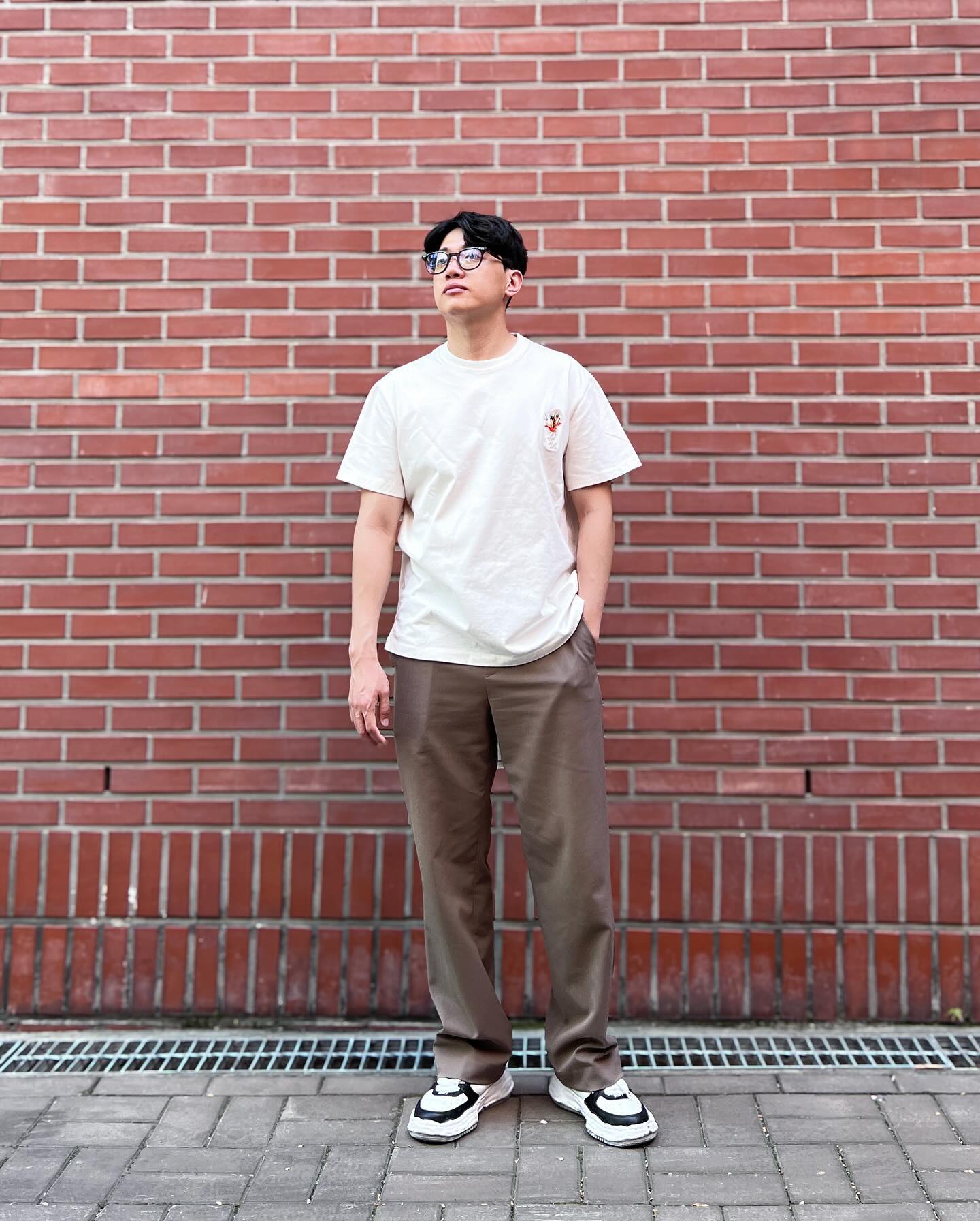 우영미 볼케이노 백로고🌋🌋
퍼지 백로고와 볼케이노 프린팅이 볼수록 멋져요😎
.
.
.

Shirt: wooyoungmi 
Pants: musinsa.official 
Shoes: miharayasuhiro_official