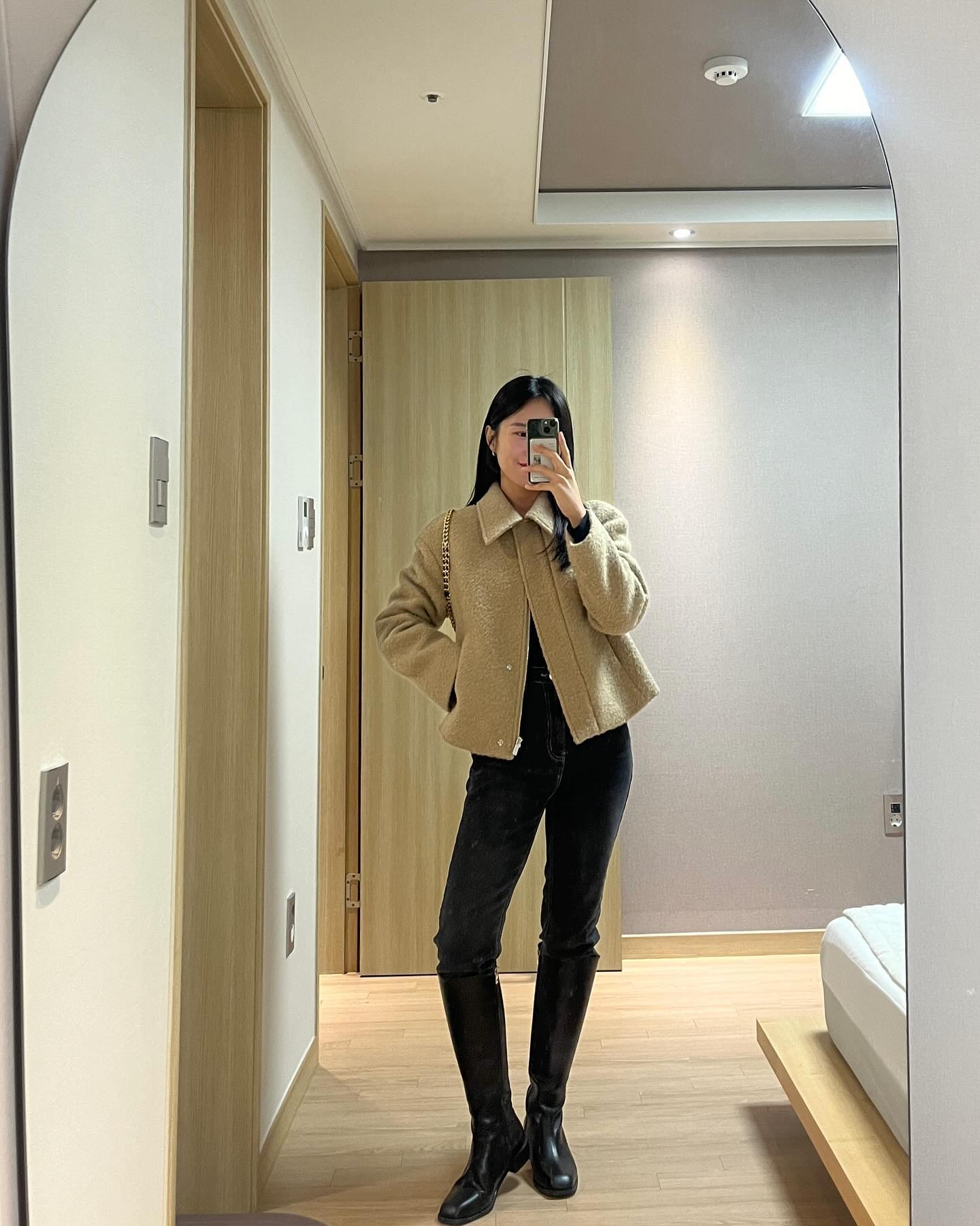 이제 추워지니깐 롱부츠의 계절이 왔어요오🖤
요런 스타일도 좋아하는 사람 여기요🙋🏻‍♀️ 

#나형_데일리룩 #데일리룩코디 #롱부츠코디