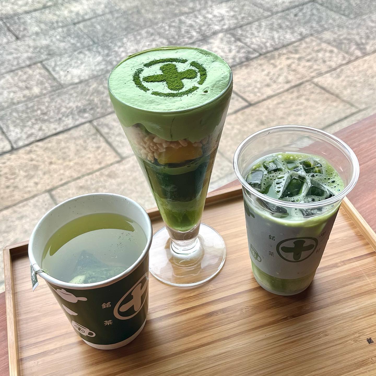 교토에서 한시간 정도면 갈 수 있는 우지 녹차 마을
#나카무라토키치뵤도인점

사실 사람 많은 곳은 별로 좋아하지 않아서
교토에서 어디를 가봐야할까 고민하다가
가게 된 우지 녹차 마을이었는데
비가 와서 날씨가 흐렸는데도 너무 좋았어요.

우지 녹차 마을에 온다면 다른 카페도 좋지만
나카무라 토키치 뵤도인 점에 오시면
멋진 우지강 뷰를 보면서 맛있는 녹차 음료를
먹고 마실 수 있다는 메리트가 있는 곳이에요.

아무래도 좋은 만큼 관광객이 많았지만
창가자리는 꼭 사수하시길 추천드려요!

녹차 파르페는 다들 꼭 드시길래 먹어봤는데
금액도 비싸고 저희 입에 맛지 않는
향신료 같은 것들도 느껴져서 조금 아쉬웠어요.

녹차 파르페인 まるとパフェ 주문하면
따뜻한 녹차도 함께 나와서 녹차티도 맛볼 수 있고
녹차라떼는 일반적인 녹차라떼와 달리
단맛이 적어서 저는 오히려 더 맛있게 느껴졌어요.

포토존도 많고 힐링되는 카페 찾으신다면
우지 녹차 마을 가보시면 좋을 거 같아요!

But, 좋은만큼 관광객이 정말 많아요 🥲

-

📍 나카무라 토키치 뵤도인 점 _ #교토 #우지

💳 抹茶ラテ (ice) 580円
💳 まるとパフェ 1,800円