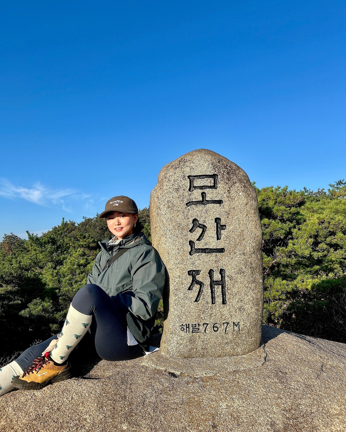 #황매산기적길 ⛰️
모산재주차장➡️돛대바위➡️무지개터➡️모산재➡
️득도바위➡️순결바위➡️영암사지➡️모산재주차장

등산하는데 반이상이 돌…🪨
진짜 장갑은 무조건필수! 해뜨고 나니까 장갑이 찢어진걸 발견..
여름장갑이 버티지 못하고 찢어져버렸당^^
하지만 일출과 바위들이 너무 멋있음👍🏻
일출보려고 산에 올라갔다니까
엄마가 밤에 잠도 안자고 깜깜한데 위험하게 왜올라가냐고
정신나갔냐곸ㅋㅋㅋㅋㅋㅋㅋㅋㅋㅋ앜ㅋㅋㅋㅋㅋㅋ
어머님은 나보고 겁도 없다면서 그러고ㅋㅋ앜ㅋㅋㅋㅋㅋㅋ

⏰ 주차장➡️돛대바위 50분
⏰ 걷는거만 총2시간 30분
🧤밧줄 잡고 가야 하는 코스가 많아서 장갑 필수
🚻모산재 주차장, 영암사 전 공터, 영암사 화장실
🌪️에어건 ⭕️