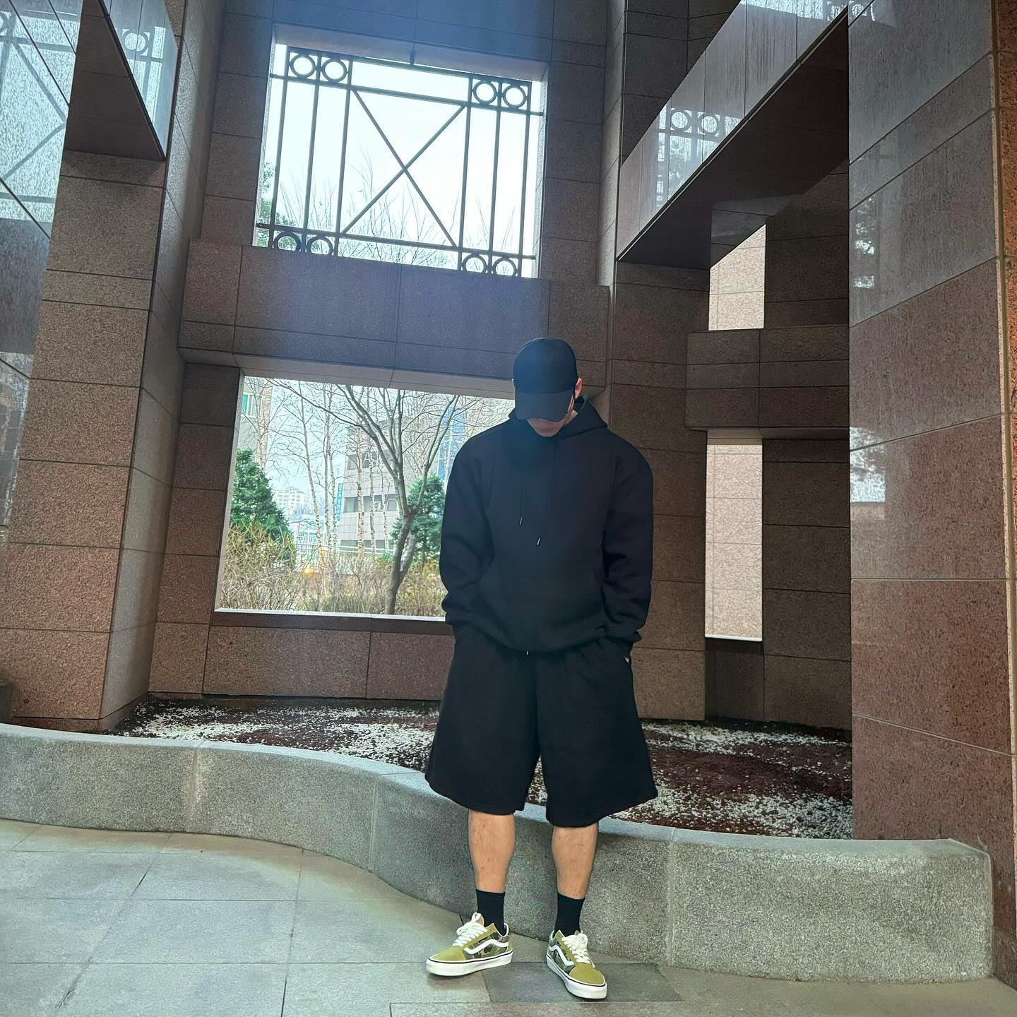 #협찬 운동 가기전에 한 컷🏋️
.
.
.
 어제와 오늘은 요즘 자주 입는 조군샵(jogunshop)의 제품들을 소개하려고 하는데요 데일리 한 맨투맨을 소개했다면 이번에는 후드가 빠지면 안 되겠죠~🤗

드롭 세미 오버 이중지 후드티 제품인데 
제품명에서 특징이 다 나오는데 드롭 숄더여서 적당히 새미 오버핏에 어깨가 넓어 보이는 제품이라 체형에 구애받지 않고 입기 좋고🙆‍♂️
🧶이중지 안감으로 되어 있어 이너를 입지 않고도 편하게 입을 수 있으며 🌸봄에 딱 좋은 제품 같아요! 

이런 ✨깔끔한 제품일수록 재봉 마감과 부자재가 중요한데 후드 끈에는 ⛓️철팁을 사용하였고, 어깨 마감과 후드 주머니 끝부분에 🪡박음질을 견고하게 해서 오랫동안 예쁘게 입을 수 있습니다! 

손이 가는 깔끔한 후드를 원하시는분들께 추천드려요~👍
.
.
.
.
#조군샵 #남자후드티 #빅사이즈후드티 #루즈핏후드티 #남녀공용 #후드티 #후드티추천 #빅사이즈 #오늘의코디 #패션코디 #원마일웨어 #오오티디 #데일리룩그램 #데일리룩 #코디샷 #오늘뭐입지 #옷코디 #일상코디 #옷스타그램 #남자코디룩 #오늘코디 #캐주얼룩 #남자데일리룩