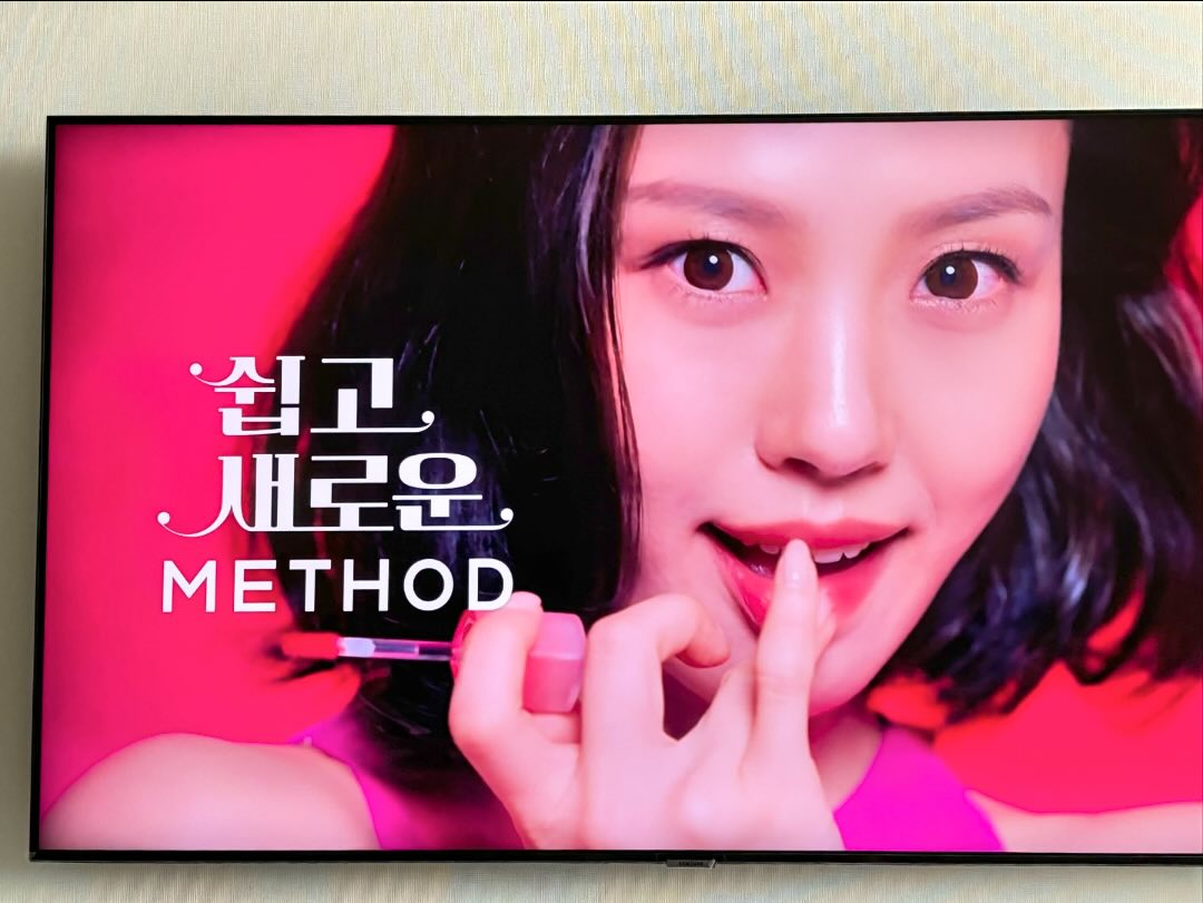 #협찬

색조브랜드 메리쏘드에서 고민시님을 새로운 광고모델로 발탁했는데 넘 예쁘신거 아닌쥐,,🩷

처음 광고를 봤을때 색감이 너무 예뻐서 어디 브랜드인지 궁금해서 검색해봤더니 틴트 컬러도 다양해서 기호에 맞게 선택하기 좋겠더라구요!

얼른 써보고싶네용><
.
.
#고민시화장품 #고민시pick #메리쏘드 #merythod #메리쏘드CF인증샷 #메리쏘드인증샷이벤트 #메리쏘드이벤트 #색조브랜드 #메리쏘드틴트 #메리쏘드쿠션 #뷰티 #코덕 #코덕맞팔 #선팔 #맞팔 #소통 #일상 #데일리 #좋아요 #좋아요반사 #좋반 #첫줄반사