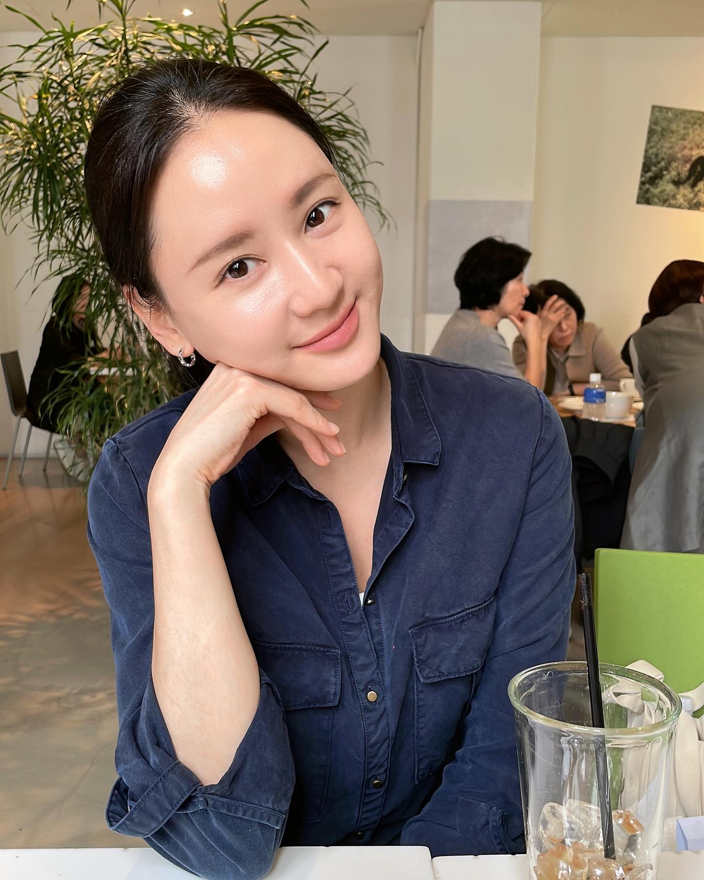#선물
요즘 내 최애 립제품이 되어버린
#노노어 내가 제일 좋아하는 컬러는
02 스웨이드 로지브라운🤎🤎
톤다운된 화장할때
깨끗하고 느낌있는 메이크업용으로 딱!이라 
선물 받고 매일매일 바르는데 데일리용으로 너무 좋고
포인트컬러 위에 덧바르면 더 예쁘게 표현 할 수 있어요😘
 
 
#nonoer #립펜슬추천