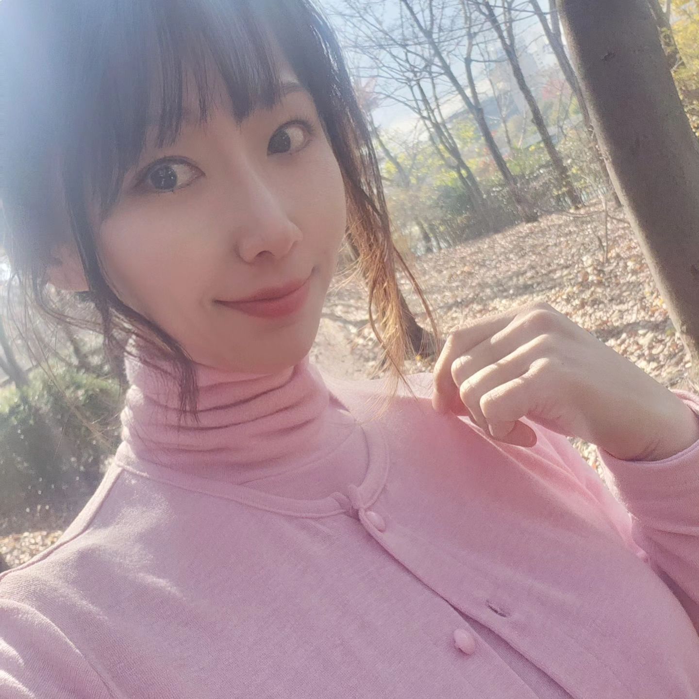 얇은듯한데...왤케 따뚯행??luv__jayu

요즘 목을 따뜻하게 하고 다니라던
어른들말이 왜그랬는지 알겠ㅋㅋㅋ
찬바람 불기 시작하면서부터 터틀넥
입고 있었던거 오또케 알았징?

이 옷 보자마자 내 생각이 났다던
러블리 마이 지유 💕

보들 쫀쫀 원단도 너무 좋은거아냐? . .
따뜻해서 너무 조앙

그나저나 sugarbee_mj 
블랙 오프숄더 티 너무 예쁘게 잘 어울료
역시... 👍 

예쁜 사람이 판매하는 예쁜옷
luv__jayu
예쁨가득 제이유 😍 대박나즈아~~~

#제이유 #터틀넥 #터틀넥가디건 #가디건세트 
#핑크폴라티 #핑크터틀넥 #핑크가디건 #핑크핑크