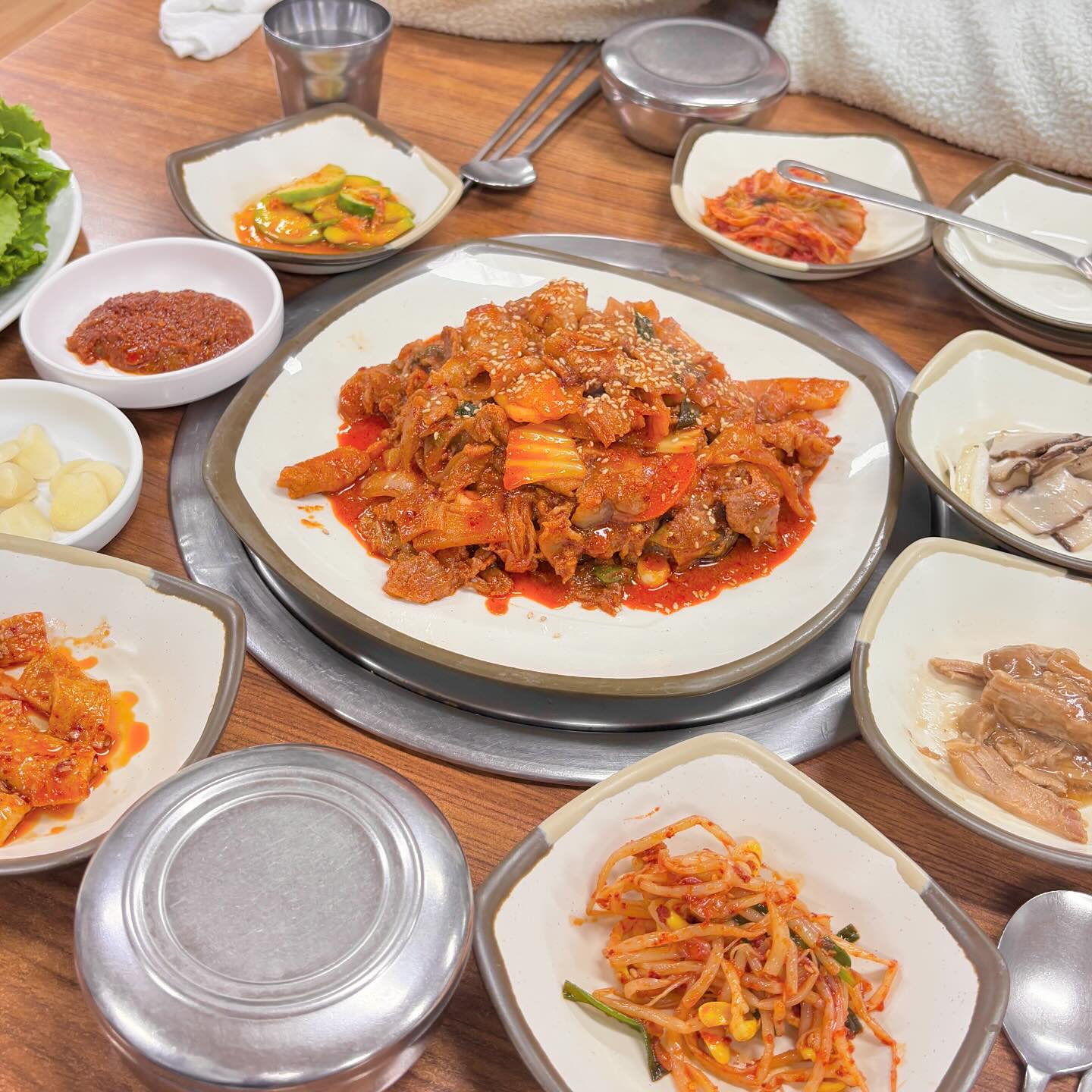 ✅대전 옛정식당 #돼지두루치기 #맛집 
대전에 여행갔다가 즉흥으로 근처 맛집을 찾아서 갔는데
웬걸 입구부터 찐맛집 포스가 장난 아닌 집이었어용👍🏻
.
1인분에 단 돈 만원인데 양이 진짜 많더라고요🤤
게.다.가 청국장도 짱 큰 뚝배기에 나오는데 겁나당황
근데 냄새부터 걍 이것은 찐임..갓성비 미쳤다고 외쳤습니당
요즘 야채값도 장난 아닐텐데 상추도 듬뿍 주시고
반찬들도 여러가지 나와서 배터지게 먹었어용💗
제 남편이 대식가인데도 불구하고,, 결국 남기고 나왔답니당🥹
진짜 갓성비 최고 식당! 대전 가시면 가보시는거 강추!!🫶
.
📍옛정식당 11:00 ~ 21:30 | 15:00 ~ 17:00 브레이크타임
첫째주 셋째주 일요일 휴무
돼지두루치기 10.0 (2인 이상) / 공기밥 1.0
.
#먹팔 #먹스타 #먹스타그램 #소통 #일상 #데일리 #좋아요 #팔로우 #좋반 #좋아요반사 #대전 #유성구 #맛집 #대전맛집 #food #like #likesforlike