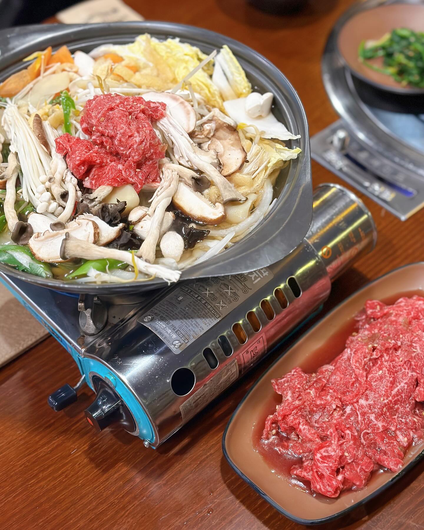 #협찬 #내가대한의고기다 #한우불고기전골 
 
남편이랑 #내가대한의고기다사상직영점 저녁먹고왔어요‼️
사실 어제먹었는데.. 맛있게 먹고 뻗어서 오늘 올리기..🤣
 
건물뒤 타워주차장🚘 주차하고 올라갔습니다!
매장이 생각보다 엄청 넓었고 룸이 많아서 단체모임하기 딱이에요
그리고 대박인건.. 방마다 스타일러가 있다구요✅
 
퇴근후 고기보다는 간단하게 먹기위해 #한우불고기전골
미리 예약하고 방문했는데 이미 세팅 완⭕️
 
📌한우불고기전골(2인) 30,000원
고기가 진짜 미치도록 부드러워요 입에서 살살 녹습니다!
끓이면 끓일수록 더 진해지는 육수와 채소, 버섯 토핑 가득입니다
중국당면과 수제비까지 들어있었어요!!
공깃밥 가득 담겨져 육수에 밥비벼먹으면 최고👍🏻
 
📌코고동비빔국수 7,000원
서해안 골뱅이 코고동이 가득 들어가있는 비빔국수 입니다!
고소하고 쫄깃한 코고동에 수제 매콤달콤 소스에 비벼진 소면이
쫀득하고 엄청 맛있었어요ㅎㅎ
 
📌하이네켄 생맥주 7,000원
하이네켄 생맥주 말해뭐해요 촉촉하니 목넘김이 부드러워요!🍺
 
다음에 어른들 모시고 고기먹으러 가야겠어요ㅎㅎ
한우불고기 고기때깔이 예술이었는데 다른부위는 얼마나 맛있을지!
부산 관광지이름으로 된 룸이름이 너무 마음에 들어서
미리 예약하고 다녀올거에요💛

 
._.