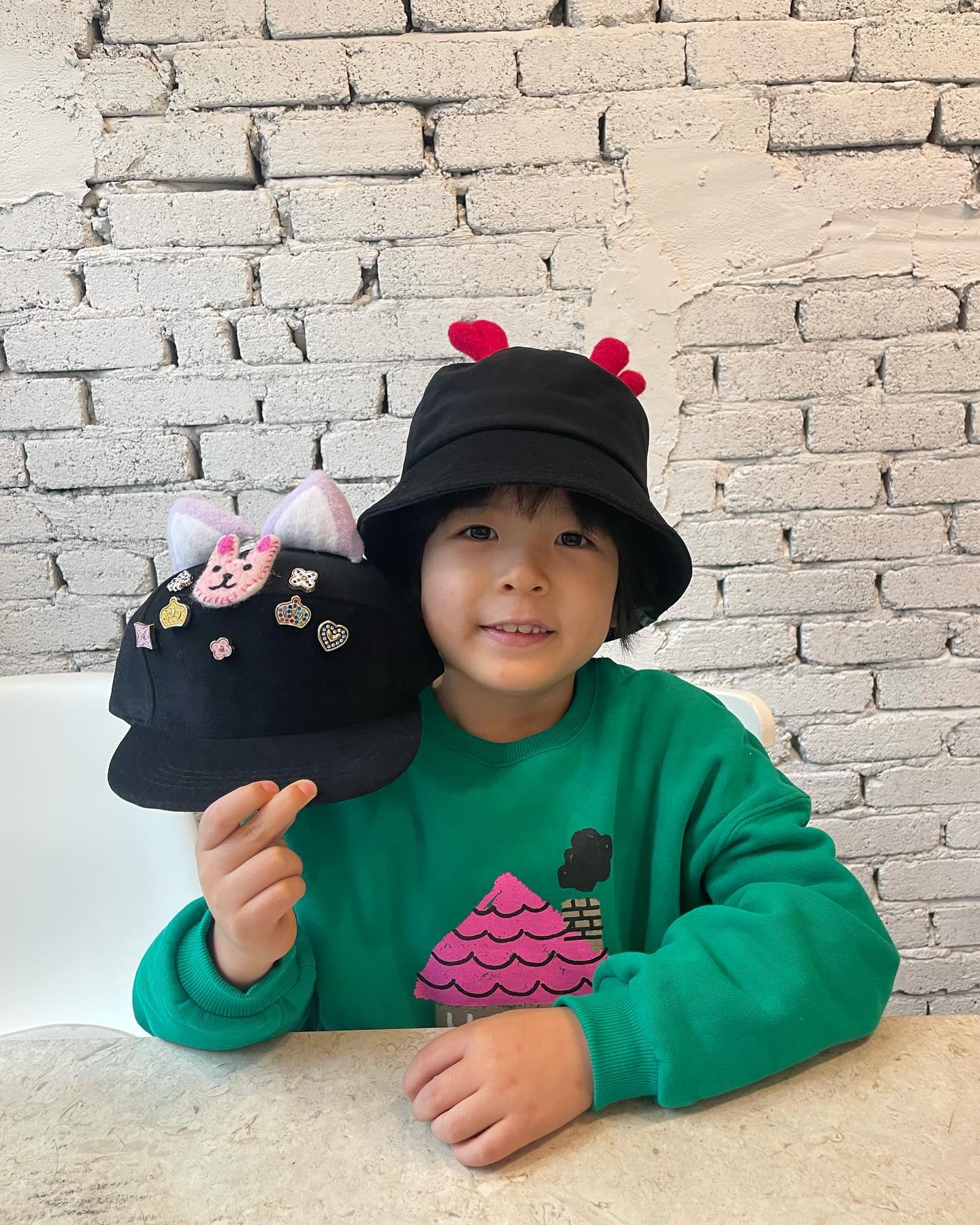 #협찬 

내마음대로 붙였다 뗐다 
아이디어 상품 모자입니다 
아이가 자기가 좋아하는걸 붙이니 너무좋아해요 

witchpatch 

이사가 힘드네요 ㅎㅎ 
천천히 갈께요 
몸살나겠어요 넘힘들어요

#위치패치 #위치패치헤어밴드 #위치패치머리띠 #위치패치스냅백 #위치패치버킷햇 #와펜모자 #정이형제 #모자 #아이디어제품 #witcpatch