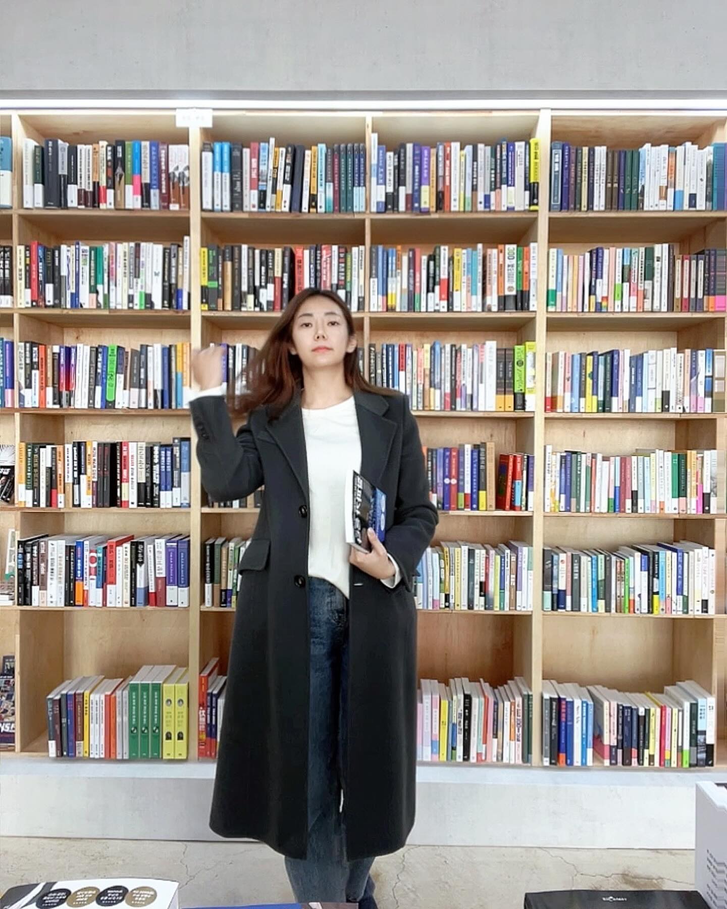 포항엔 대형서점이 없어서 너무 아쉬웠는데
드디어 찾았어요!
작지만 강하다 책종류도 다양하고 
책을 구입하면 구입한 책을 그곳에서 커피한잔과 함께
여유를 즐기며 읽을 수도 있다는👍
간만에 여유롭게 요즘책 구경도 실컷하고 #신상책 
맘에드는 책도 사고 너무좋댜🩷