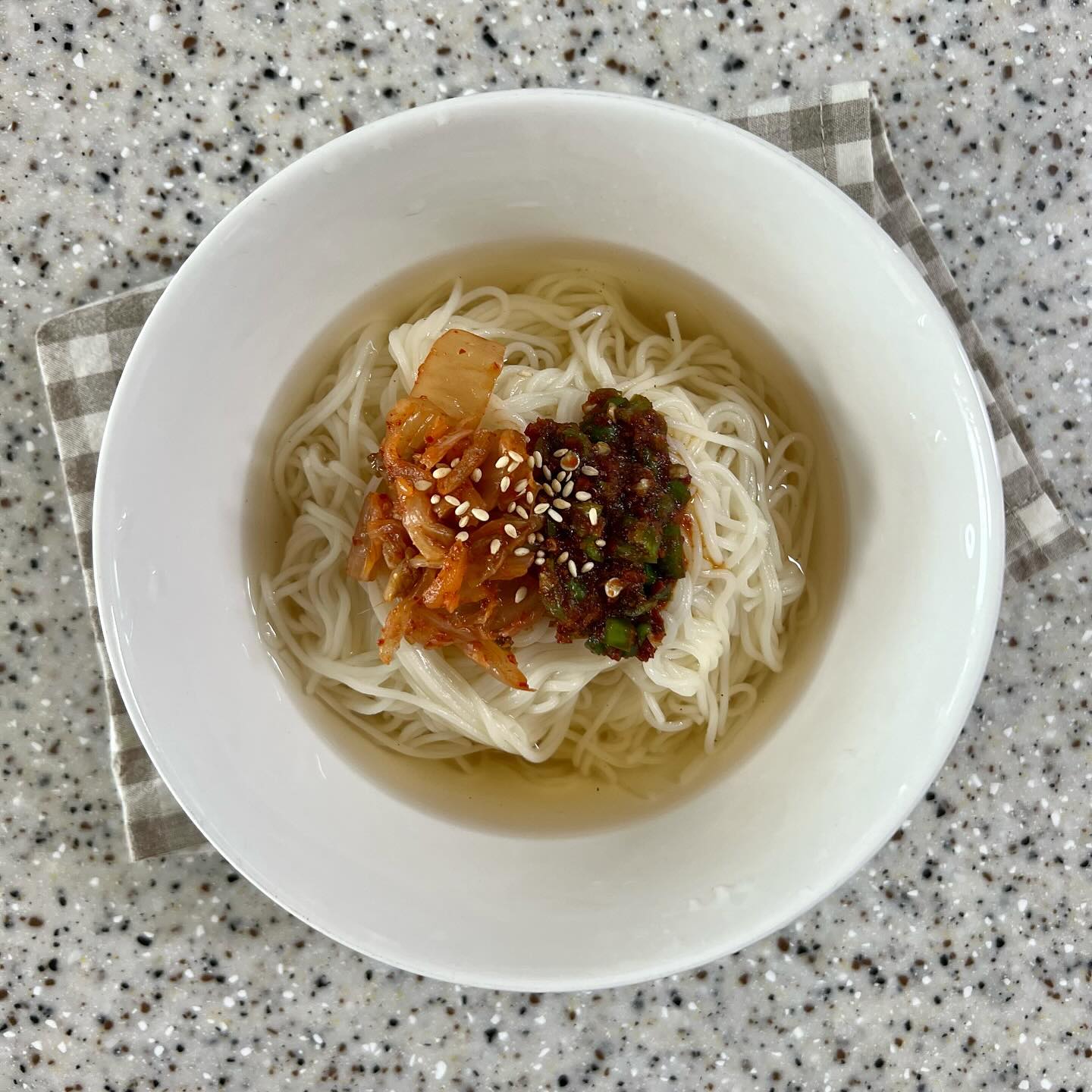 오늘은 잔치국수👩🏻‍🍳🤍

간단하게 김치 고명만 올려도 

너무 맛있잖아요🫶🏻

이직하고 너무 정신 없어서 한동안 뜸했네요🥹

다시 업로드 자주 해보도록 할게욥-🫶🏻

📌잔치국수 레시피
☑️육수가 제일 포인트 멸치,다시마 넣고 푹 우려줍니다
☑️우동다시로 국물 간 맞춰주고
☑️간장,고춧가루,청양고추,설탕,참기름 넣어서 양념장 준비해주고
☑️김치,설탕 넣고 버무려서 고명 올려주면 완성👩🏻‍🍳