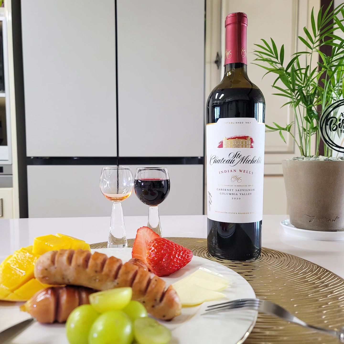 #협찬 이지만 맛에반하다!!♡♡
keumyang.wine

주말같은 화요일은~😘
"샤토 생 미셸 인디언 웰스 카베르네 소비뇽"으로!!

1967년에 설립 된 워싱턴주 최초의 와이너리로 최고의 
와인매체 Wine&Spirits가 선정하는 TOP100와인에 
24회 선정된 미국 역사상 최다 수상 와인너리 
👉샤토 생 미셸!!

샤토 생 미셸의 와인들은 현재 미국 50개주와 100개 이상의 
국가들로 수출되며, 전 세계적으로 사랑을 받고 있다고 해요~

미국 프리미엄 카베르네 소비뇽의 대표산지인 컬럼비아 밸리의 
왈루케 슬로프의 따뜻한 기후의 영향으로 풍부한 과실미를 
선사하는 신대륙 스타일의 와인으로..

캘리포니아 고가 와인과 견줄 만큼 뛰어난 품질을 자랑한답니다!!

검은 과실의 풍부한 향..
밸런스 잡힌 산도와 집중도 있는 구조감이 뛰어난 와인의 매력에 
푹 빠져버렸네요~💕

독일의 유명 생산자 닥터 루젠과 협력하여 만든 에로이카 리슬링
(EROICA Riesling)과 이탈리아의 와인명가 안티노리와 합작
하여 출시한 콜 솔라레(COL SOLARE) 등도 선풍적인 인기를
끈 이유가 있었네요!!

조금씩 줄고 있는 와인을 보니 아쉬움이 생기는건..
"샤토 생 미셸 인디언 웰스 카베르네 소비뇽" 넘 맛난다능~😍

👉이마트, 롯데마트 등 전국 대형마트와 백화점에서 구매할 수
있어요!!

#협찬 #와인추천 #레드와인 #데일리와인 #피크닉와인 #백화점와인 #마트와인 #미국와인 #금양와인 #샤토생미셸인디언웰스카베르네소비뇽