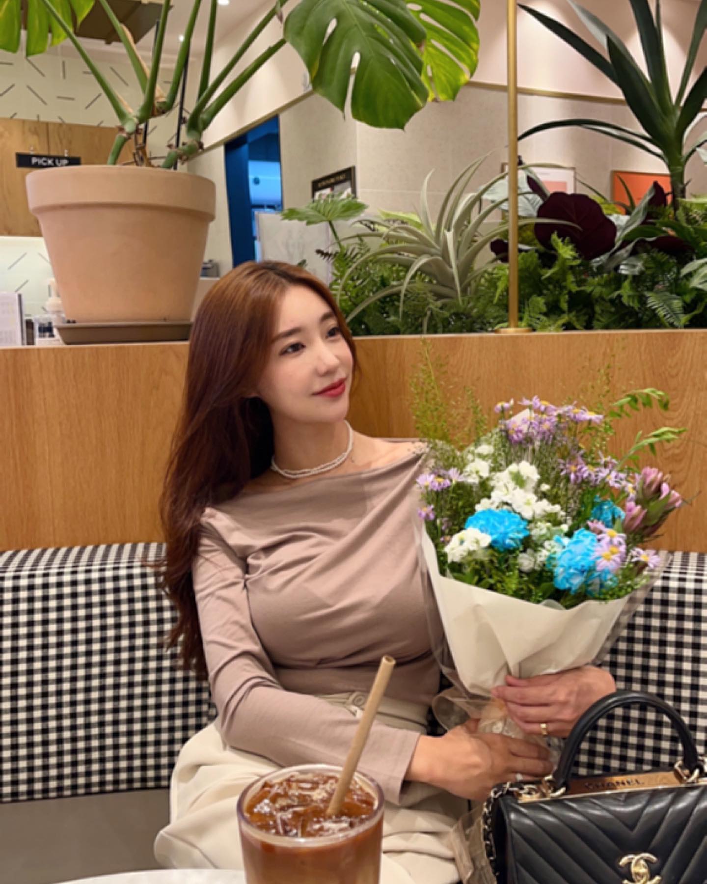 미팅끝나구 뉸뉴난냐💐
회사 직원분들 오늘부터 명절 휴무 탕탕 해드렸더니
꽃다발과 예쁜봉투를😖🙏🏻
(날짜 투표로 정했어요! 실은 제가 쉬고싶다는,,)
모두 즐거운 명절 보내세요 미리명절🫶🫶
직원 카메라어플이라 얼굴이*누구세요?* ❁ᴗ͈ˬᴗ͈ 
그리고 +1000💕

#명절#추석휴가#대표#놀자#시작