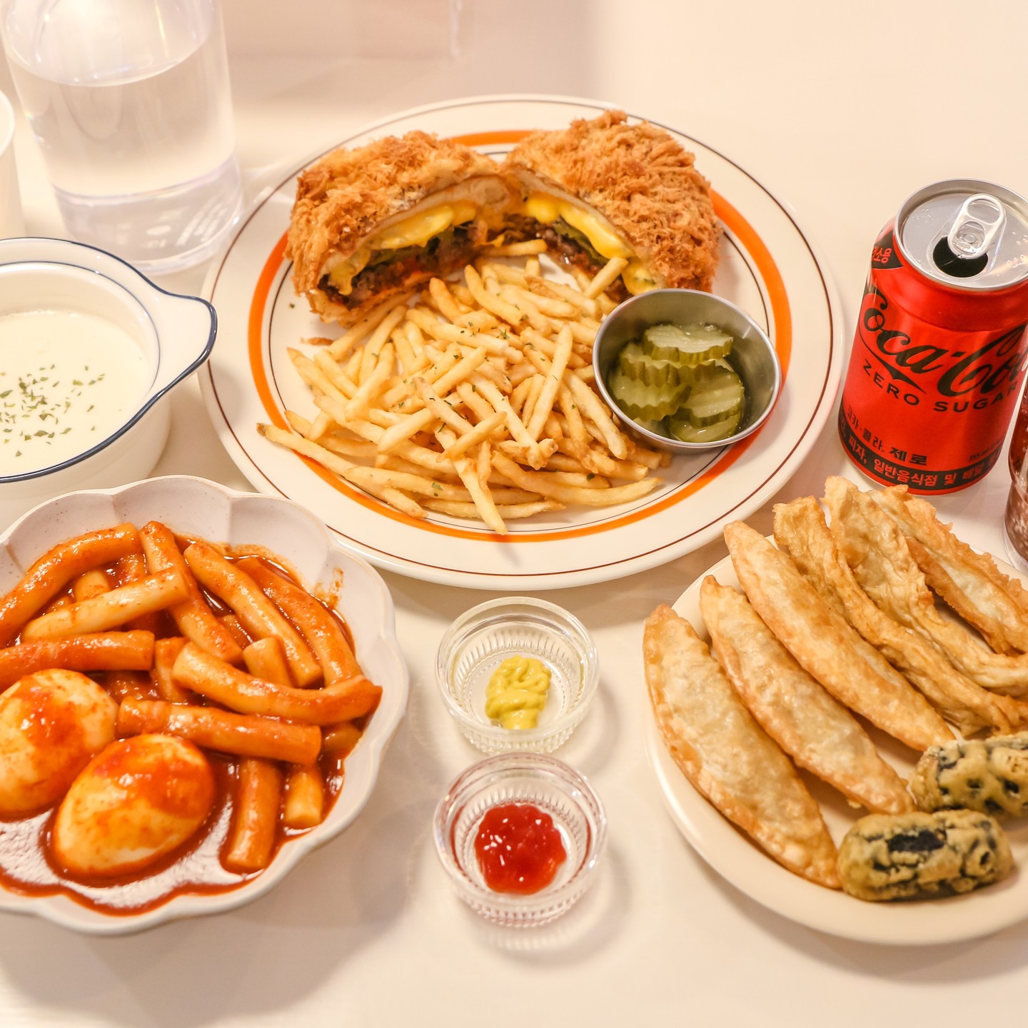 _
🍔 킹스낵
🍔 자양동 13-44

🍔 프라이버거
🍔 떡볶이
🍔 튀김
- 튀김어묵
- 삶은계란
- 튀김만두
- 김말이
🍔 크림소스
🍔 제로탄산

이번에 다녀온 매장은 양식은 분식 스타일로 부담없이 즐길 수 있는 '킹스낵' 건대 신상 맛집 되겠습니다. 베니건스, 스쿨푸드 쉐프 출신 사장님께서 운영을 하는 매장이기때문에 양식과 분식에 대한 기대감을 자연스레 가질 수 있겠습니다😊

건대입구역에서 5분 거리에 위치하고 있고 커먼그라운드 바로 앞에 위치하고 있기때문에 초행길인 분들도 손쉽게 매장을 찾아 갈 수 있겠습니다😘

저는 시그니처 메뉴 중 하나인 프라이버거, 떡볶이, 크림소스 그리고 떡볶이와 어울리는 각종 튀김을 주문했으며 메뉴 하나하나 매장 아이덴티티가 확실한 덕분에 골라 먹는 재미를 즐길 수 있었습니다🥰

흔히들 신발을 튀겨도 맛있다고 하는데 육즙 가득한 수제버거를 다시 한 번 튀겨낸 프라이버거는 맛이 없을 수 없겠으며 요즘 감자튀김의 트렌드세터격인 얇은 감자튀김이 제공된 덕분에 바삭함을 한층 더 즐길 수 있었습니다😍

떡볶이는 오리지널 떡볶이 스타일 되겠으며 매콤한 맛이 베이스가 되기때문에 입맛을 돋구어주는데 큰 역할을 했습니다. 함께 주문한 튀김과의 케미 역시 너무나 훌륭했으며 자작한 국물 덕분에 찍먹으로 야무지게 메뉴를 즐길 수 있었습니다🤣

킹스낵에 방문했을 때 꼭 주문했으면 하는 메뉴가 있는데 그건 바로 '크림소스' 되겠습니다. 특히, 한가지 메뉴를 보다 다채롭게 즐기는걸 선호하는 분들은 반드시 주문해야 되는 메뉴 되겠으며 떡볶이에 크림소스를 부으면 로제떡볶이가 되고 프라이버거에 크림소스를 부으면 바삭함과 함께 크리미한 소스와 육즙의 케미를 만끽 할 수 있겠습니다😍

건대 신상 맛집에 대한 보다 디테일한 내용은 프로필에 있는 링크를 타고 블로그로 넘어오시면 보다 자세히 확인 할 수 있으며 수제버거, 분식 좋아하는 분들은 킹스낵이 취향저격 공간이 될 수 있겠습니다😂
.
.
.
.
.
.
.
.
#킹스낵 #건대맛집 #건대입구맛집 #건대입구역맛집 #커먼그라운드맛집 #자양동맛집 #광진구맛집 #건대수제버거 #건대햄버거 #건대분식 #건대양식 #건대떡볶이 #건대튀김 #건대데이트 #건대입구데이트 #건대입구역데이트 #건대밥집 #건대입구밥집 #건대입구역밥집 #건대분식 #건대입구분식 #건대입구역분식 #맛집블로그 #맛집블로거