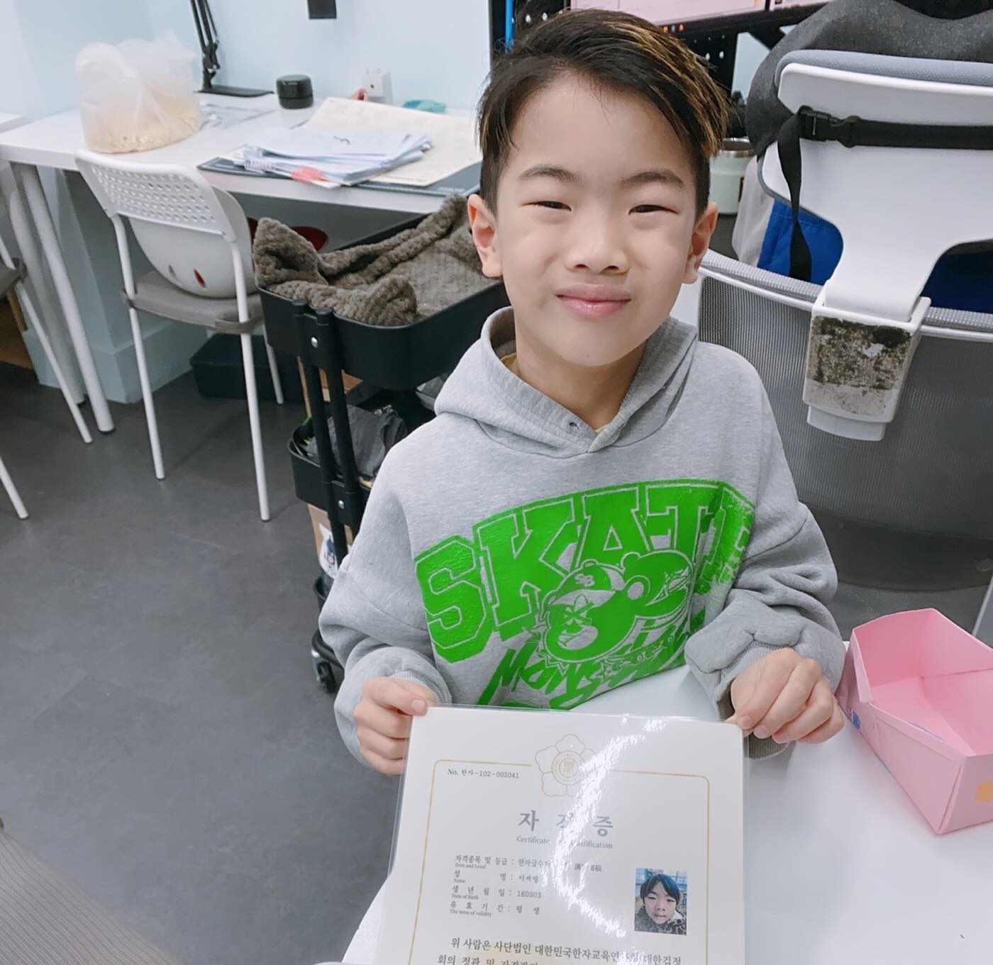1학년 초반 마법천자문에 빠지더니, 2학기때 한자공부해서 시험 보고 싶다고하신분, 기꺼이 한자방과후 접수해드리고
올해초에 한자검정 6급 시험보고 당당히 합격해서 자격증 받아옴
몇자 안되지만 8살에 스스로 공부해서 시험보고 싶다고 한 너님 체고🫶🏻
#나보다낫다 #마법천자문 최고 🫡