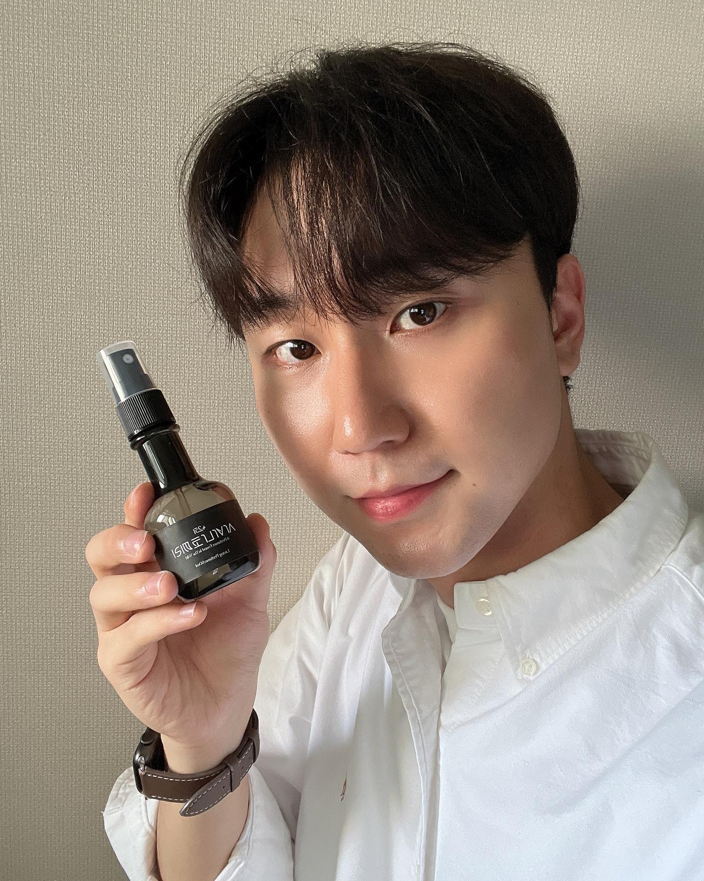 #광고 savanakokkiri 

사바나코끼리에서 섬유향수를 제공해주셨어요 :)
평소 강한 향보다는 은은한 향을 선호하는 편인데,
“우디향”이 은은하게 퍼지며 기분까지 좋아지게 만들어 주는 것 같네요!🪵

☑️ 자극적인 향보다 숲향, 깔끔한 나무 냄새를 좋아하시는 분들에게 안성맞춤
☑️ 스프레이 형태로 되어 있어서 간편하게 사용 가능
☑️ 길쭉한 호리병 쉐입으로 편리한 휴대성

댄디한 스타일을 선호하시는 분들에게 잘 어울릴 것 같고, 격식 있는 자리뿐 아니라 캐주얼한 만남들 가운데에서도 긍정적인 향을 풍겨낼 수 있을 것 같네요 :)

🌴무엇보다 사바나코끼리라는 브랜드 의미가 크게 다가왔는데요, 
사바나 기후 속에서도 식물이 번성하듯 우직한 사바나코끼리처럼 성장하고자 하는 기업의 모토가 참 매력적으로 다가왔습니다.

쌀쌀해지고 있는 계절 가을🍂,
사바나코끼리 섬유 향수로 은은하고 긍정적인 향을 선사해주면 좋을 것 같습니다 :)

#사바나코끼리 #섬유향수 #생활향수 #데일리향수 #룸스프레이 #고급스러운향 #고급향기 #우디향 #남자향수 #남자향수추천 #집들이선물