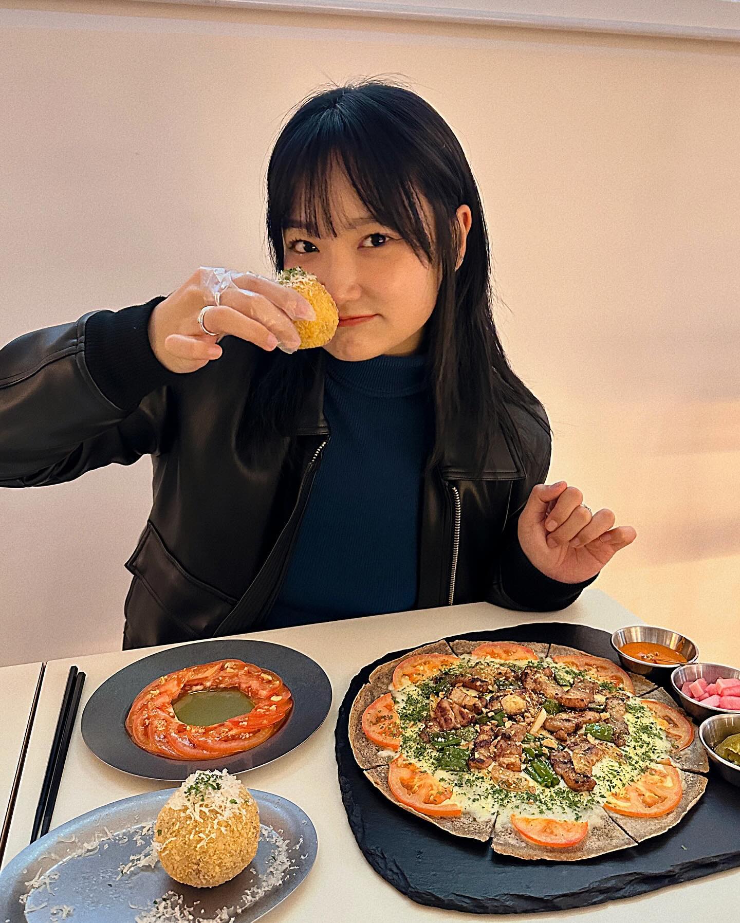 #광고 #메종드봉평 maisonde.bp
압구정에 이런 가성비 맛집..? 
야 너 잘 만났다.(Nice to meet you) 

가성비도 좋은데,, 맛도 좋다는 건?
눈 떠보면 정신없이 먹고있는 나를 발견하게 될 것….😋💦
일단 메밀피자라는 것 부터 완조니 건강한 느낌 뭔지 RG?

그리고  내가 쥐고있는 저 동그란 것.. ”까르보나라수플리“ 라는 녀석이다..
이 녀석은 바로 까르보나라를 튀긴 요리다..이거에요
까르보나라(맛있음)+튀김(맛있음)=개맛있음 💯

메종드봉평 메뉴 pick✨
- 꽈리삼겹 메밀피자
- 까르보나라 수플리
- 허니토마토

📍[메종드 봉평]
📍강남구 논현로 171길 15, 1층

#압구정역맛집 #압구정피자 #압구정역데이트 #리뷰노트