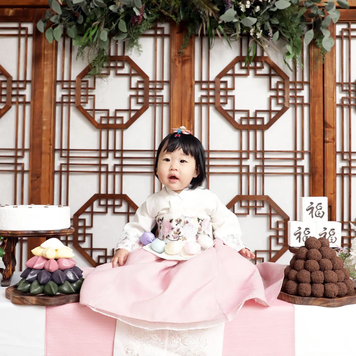 우리 사랑하는 아이 어느덧 1년이 되어 첫 돌을 맞이하였습니다.

부담이 되실까 한분 한분 연락드리지 못하였습니다.

시간내어 축하해 주시면 너무 감사 하지만 방문 하지 못하셔도 먼 발치에서 축하 해주시면 감사 하겠습니다.

저희 보물 아율이가 건강하게 자랄 수 있는 것은 모든 분들이 축하와 응원 해주신 덕 입니다. 

모두에게 감사드리고 행복하세요^^! 

♡ 2023년 7월 22일 의정부 플로랜스 11시 30분♡
