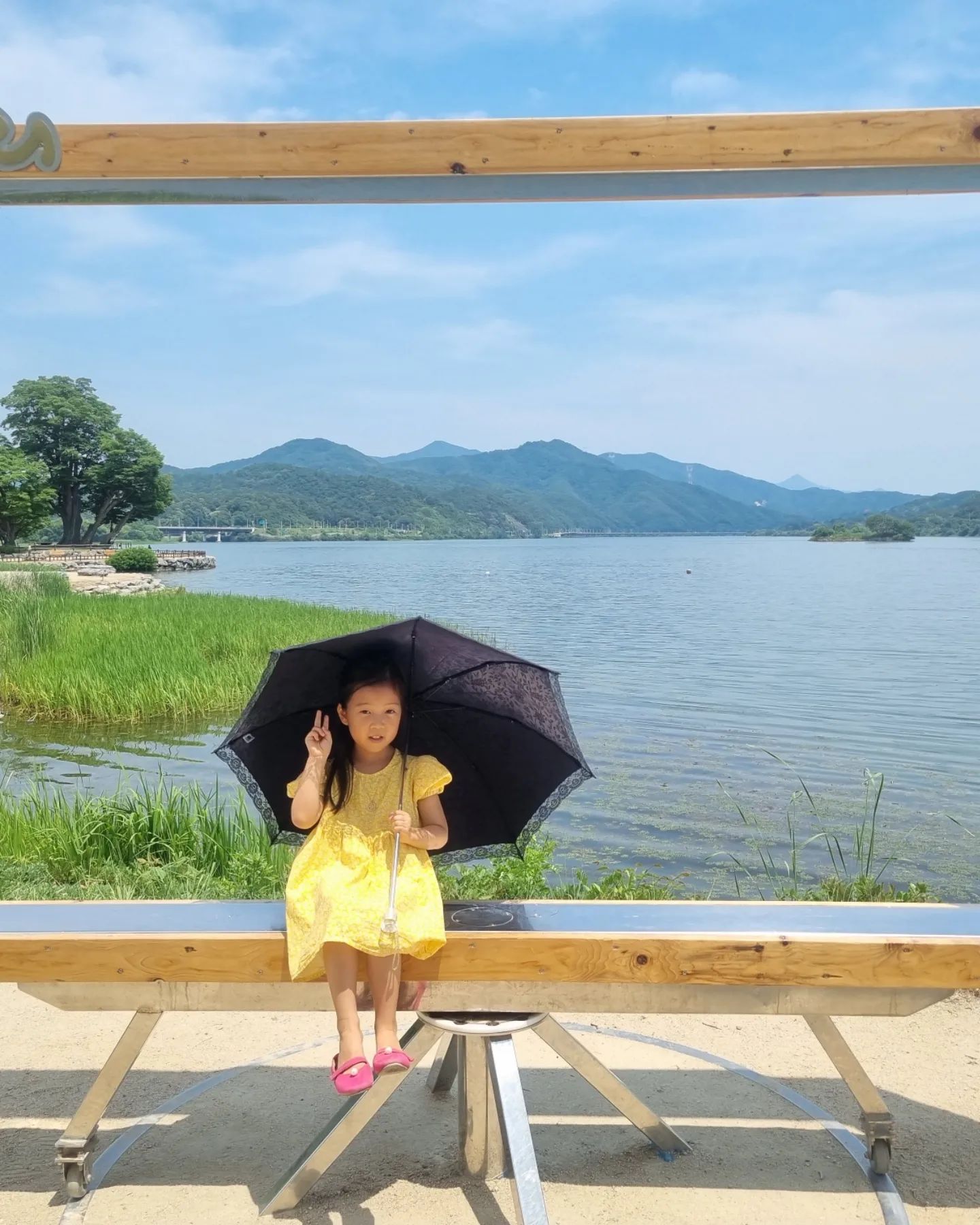 할머니 사랑도 넘치는데
이모할머니들 사랑까지 듬뿍받는 하린이.
좋겠다 넌.
유치원 빠지고  양평에서♡

#양평두물머리 #양평 #두물머리
