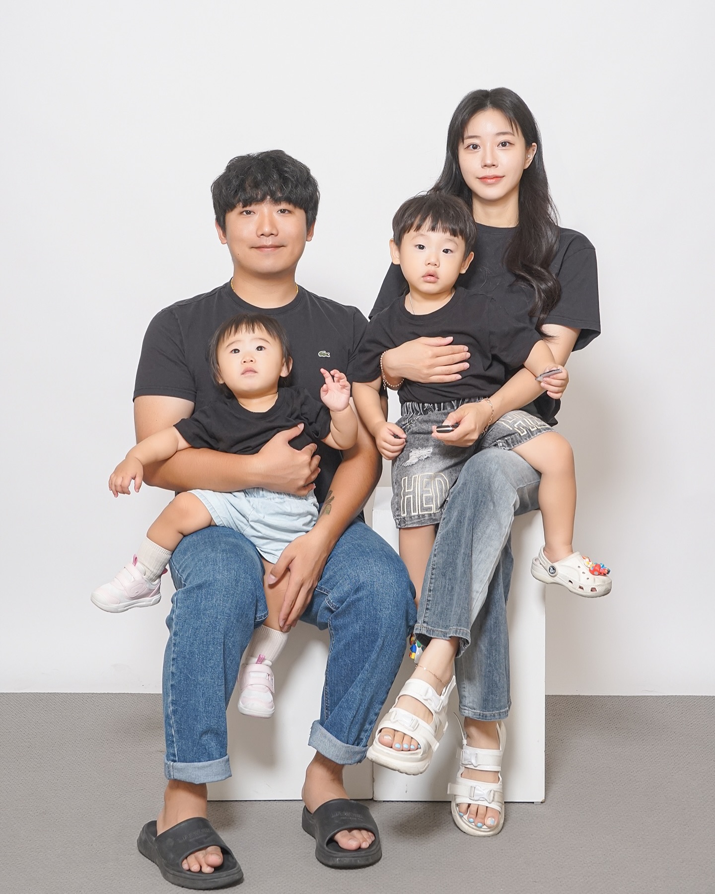 우리의 네번째 결혼기념일❤️
풋풋하게 연애하던 우리가 벌써 애기가 둘이고 힘들때는 정말 많아도 그것보다 행복감이 더 크다는 사실😖

.
.
.
.
.
.
.
.
.
.
.
.
#아기스타그램#가족사진#셀프촬영#셀프스냅#가족촬영#돌사진#가족스타그램 #부부#부부스타그램#결기#결혼기념일#애둘맘#연년생 #일상#소통