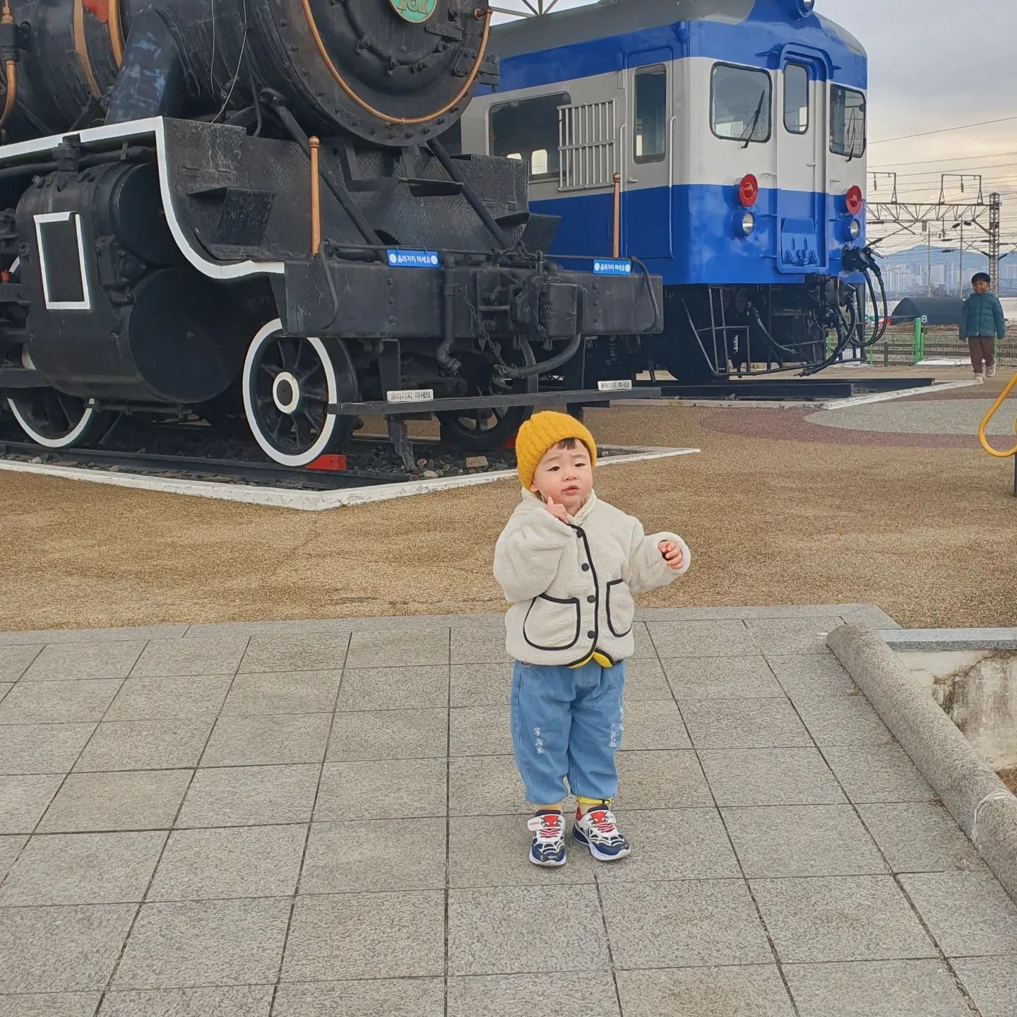 #27개월아기 #기차홀릭🚂 

소방차 경찰차 다음으로 좋아하는 기차 🚆 
이렇게 신나할 줄 알았으면 더 일찍 올껄 그랬네

따뜻해지면 더 자주 가자 👨‍👩‍👦

#철도박물관