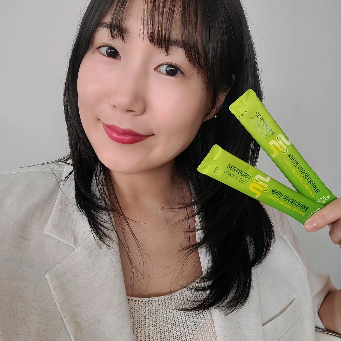 #협찬 

나이들수록 아랫배가 튀어나와서 고민이었는데 묵직한 아랫배를 가볍게 비워줄 수 있는 비장의 무기 등장! 

다이어트 맛집 세리박스에서 새롭게 출시한 신제품인데요. 
물에다 타서 마시는 세리번 비우밍 다이어트 입니다~!!

맛 없음 절대 못 먹는 스타일인데, 요거는 최애 과일 샤인머스켓 맛이예요! 

타서 놔두면 약간 몽글몽글 젤리 같아 지면서 포만감도 느껴져서 그런지 간식을 안 먹게 되는것도 좋네요~!

차전자피 식이섬유+ 가르시니아 캄보지아+다양한 부원료 함유로 가벼워지고 있어요~

운동만으로는 힘든 다이어트, 이렇게 세리박스 비우밍 다이어트로 조금 더 힘을 얻어갑니다! 

#세리박스 #세리번비우밍다이어트 #세리박스신제품 #신제품 #차전자피다이어트 #워터믹스다이어트