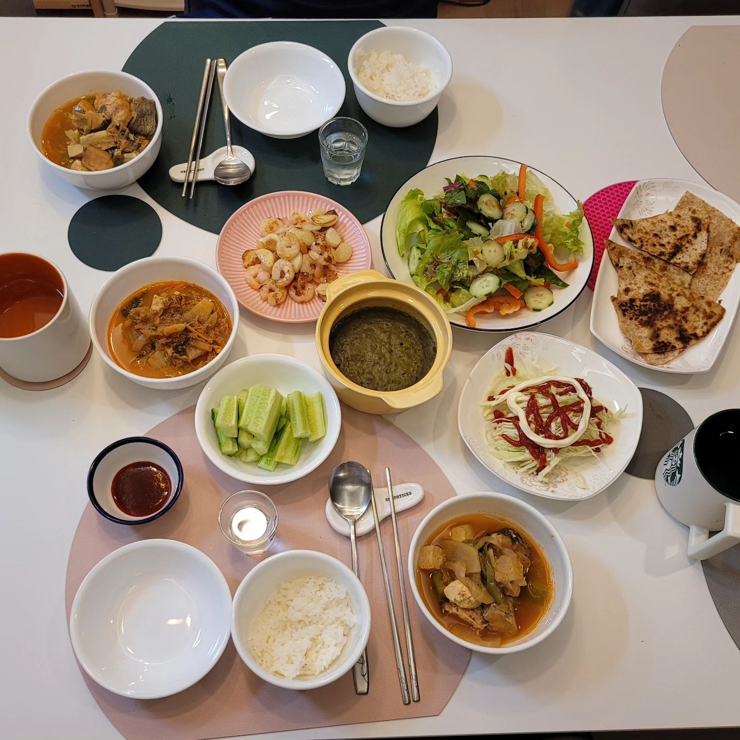 🥗 건강밥상 느낌 물씬 ~~
팔락 파르니 커리와 또띠아
난 대신 또띠아 버터에 굽굽해서
커리도 찍고 
갈릭버터새우 구이. 올려도 먹고
야채올려 또띠아 샌드위치처럼도 먹고ㅎㅎ

양상추 샐러드와 양배추 샐러드
참치김치찌개 + 동태탕으로
뜨끈하게 ~~~^^

퇴근 후 1시간이내 밥상 차리기 
커리는 #티아시아커리 
커리와 또띠아가 다 했다ㅎㅎ
.
.
.
.
.
#샐리네집밥 #샐리네식탁 #샐리의맛집탕방 #건강식단 #집밥공유