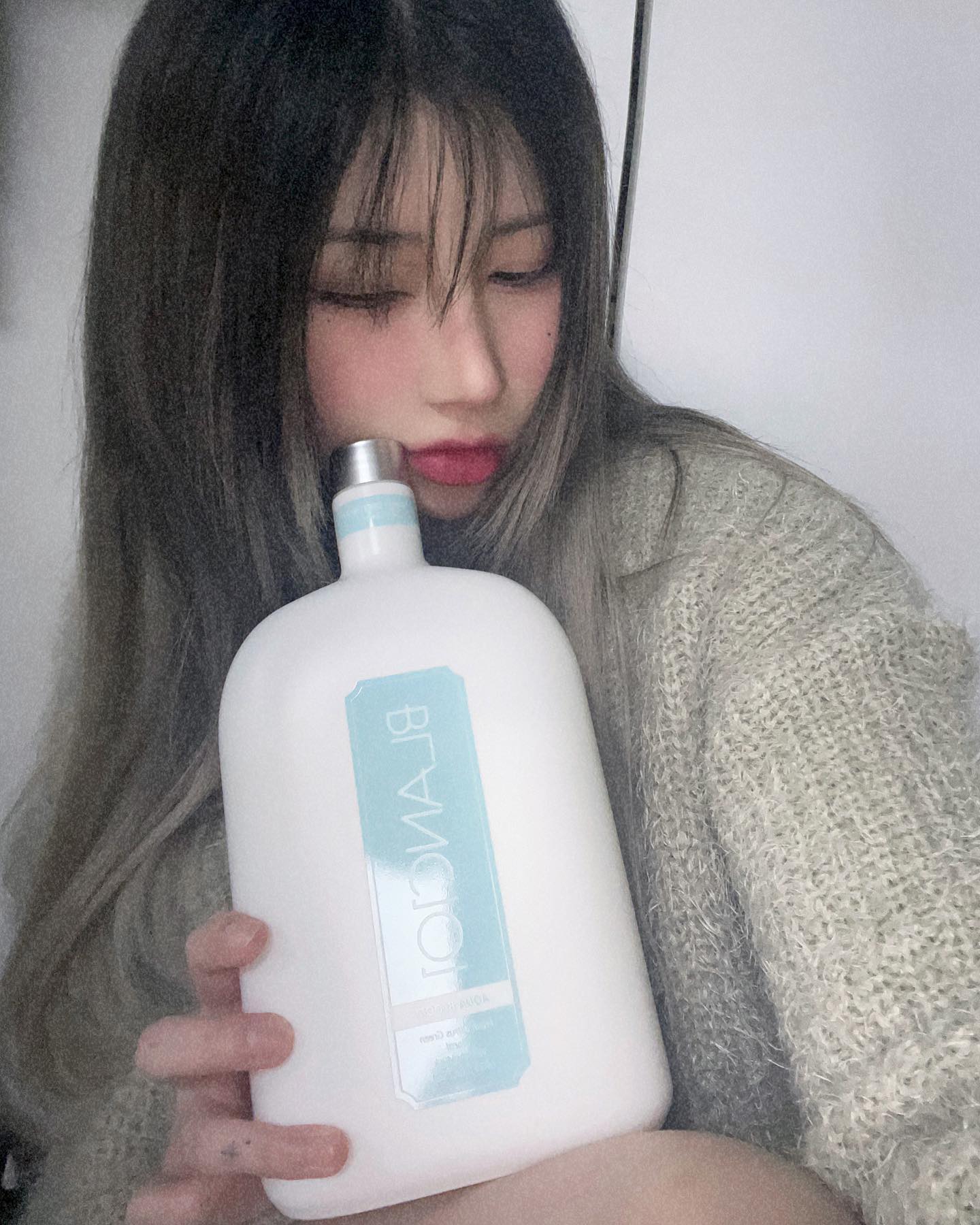 #협찬 #광고 blanc_101
공간과 향의 가치를 중요시 생각하는 분들에게 추천하는
블랑101 컬렉션 라인 BLANC101 Collection Line

🥥스위트부케 🫧아쿠아블룸 🍦멜로우바닐라
총 3가지 향기 중 저는 아쿠아블룸 사용해보았어요 ◡̈ 

아쿠아블룸 🫧  블랑 101 팝업스토어 원픽!
탑노트 베르가못, 미들노트 자스민, 머스크 베이스노트로 시원하고 청량한 아쿠아 향이에요!
다가오는 봄 옷 세탁에 어울리는 향기로 추천♥

냥이들때문에 평소에 향수를 못썼는데 이제는 블랑 101의 섬유유연제 향으로 •••🤍

 #블랑101컬렉션라인 #향테리어 #봄맞이세탁 #봄맞이침구 #니트섬유유연제 #향기좋은섬유유연제 #향기좋은섬유유연제추천 #고농축세탁세제 #집들이선물추천 #신혼부부집들이선물