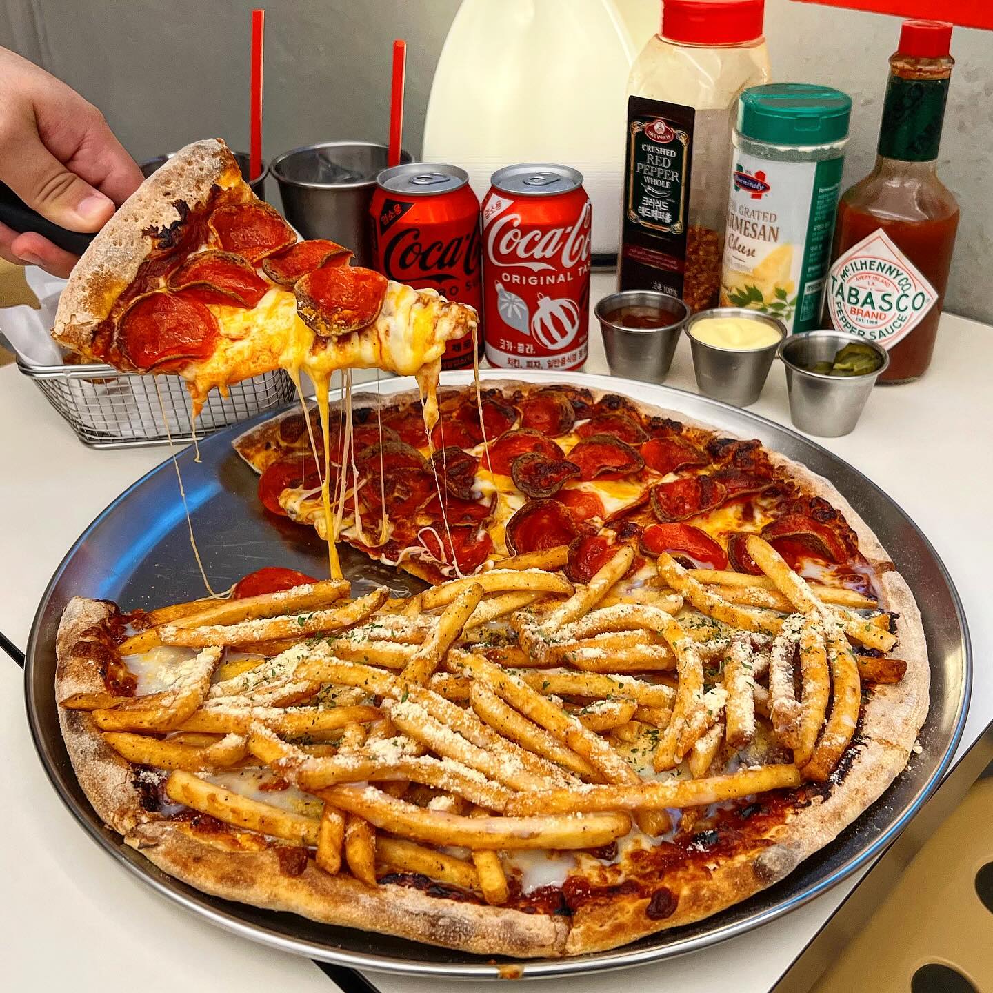 #협찬 한남동 뉴오더클럽🍕
.
풍자의 또간집 연남동편에서 우승한 뉴오더클럽이
한남동에도 지점이 생겼음👏👏
전부터 궁금했던 곳인데 연남동은 웨이팅이 너무 길어 엄두도 못내다가 한남동에 생겼다는 소식 듣고 소문나기전에 발빠르게 다녀옴
다양한 메뉴가 있지만 우리는 반반피자로 페퍼로니와 포테이토로 주문하고 치킨텐더를 사이드로 주문함🧾
L사이즈 피자(31,000₩), 치킨텐더(7,000₩), 갈릭디핑소스(500₩)

포테이토는 바삭한 감자튀김이 잔뜩올라가고
토마토소스 위로 달달한 연유가 뿌려져있어서
단짠단짠이 미쳤고 짭짤한 페퍼로니피자랑 궁합도 딱이었다👍
또 기본으로 발려있는 토마토소스가 직접 만드시는건지 진짜 존맛💕
사이즈는 가늠이 안돼서 큰걸로 시켰는데
라지사이즈 피자는 엄청커서 두조각만 먹어도 배부른 사이즈였음
두명이서 간다면 레귤러사이즈면 충분할것같다😅

치킨텐더는 고기가 두툼하고 퍽살인것같은데 엄청 부드러워서 놀랐음
같이 주신 칠리소스랑도 잘어울렸고
갓튀겨져 나와서 바삭바삭 따끈따끈하니 체고였다🍗
힙한 분위기에 맛있는 피자까지 이태원, 한남동 피자맛집을 찾는다면 적극 추천함🔥
.
.
#한남동피자 #이태원피자 #한남동피자맛집 #이태원맛집 #한강진역피자 #한남동데이트코스추천