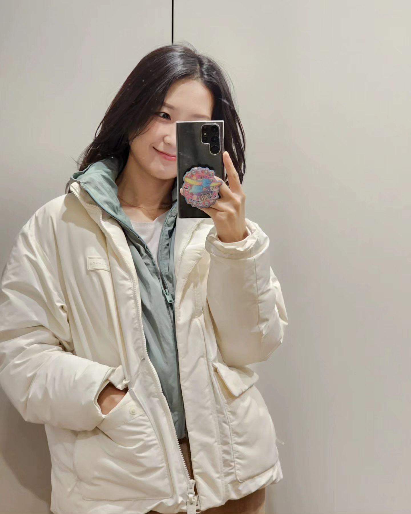 오늘도 출근한거 마즘.

오늘은 꼭 패딩입고 따숩게 나와야지 결심했더니,
자연스럽게 캐주얼한 옷들에 손이 가네요.ㅎㅎ

저는 요즘 피넛버터 + 사과 조합에 빠져서
회사에도 사과랑 피넛버터 싸들고 다녀요. ㅎㅎ
오늘도 사과하나 뚝딱했는데,
퇴근길에 또 먹고싶은거보니 중독인가봐요.

피넛버터가 양이 꽤 많아서 언제 다먹지 했는데,
벌써 반 이상 없어졌어요. 
뱃살로 차곡차곡 쌓이는중. 😂