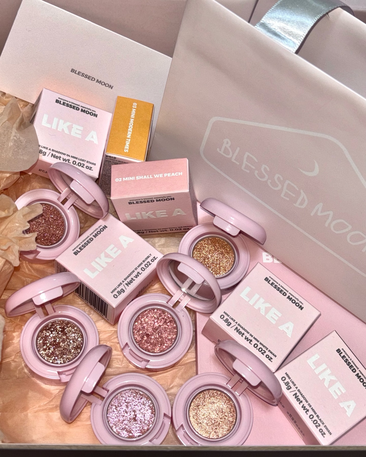 #광고

블레스문의 미니 라이크 어 섀도우가 출시 됐어요!🤗
핑크핑크한 패키지가 딱 블레스문스러운데요 💖

메이크업에 포인트를 주기 좋은 글리터 섀도우들이에요 
색상들도 그렇고 펄감이 너무 예뻐요 ✨

저는 펄 없으면 화장 못 하는 사람인데 글리터 섀도우인데도 
날림이 적어서 저처럼 데일리로 쓰기에도 좋아요!🩵

7월 20일 블레스문 공식몰에 업데이트 되었으니 많은 관심 부탁드려용 ˙ᵕ˙

blessedmoon_cosmetics 

#블레스문 #BLESSEDMOON #솝팔레트 #미니라이크어섀도우 #SOAPPALETTE #MINILIKEASHADOW #아이섀도우 #새도우추천