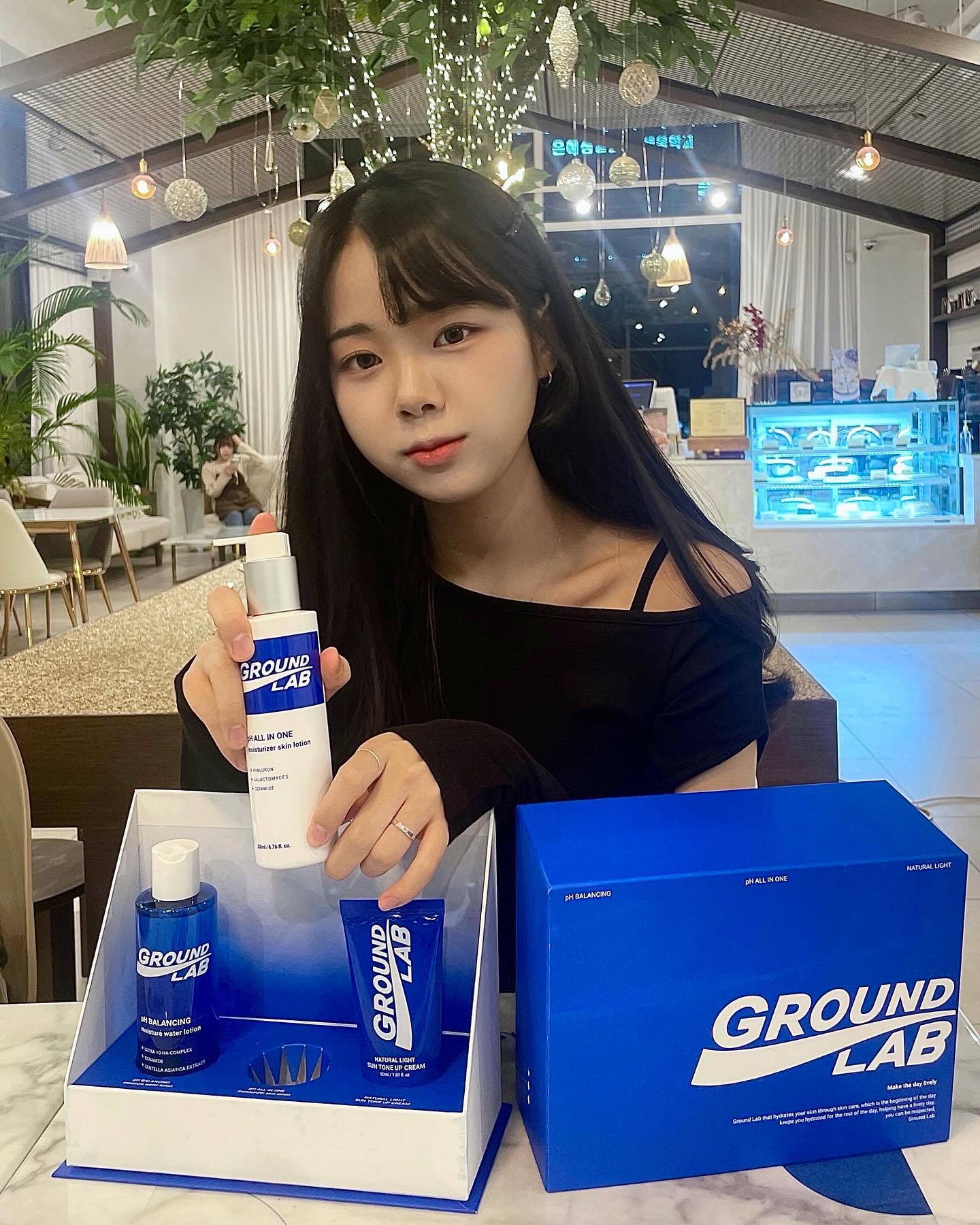 #협찬 #gift groundlab_official💙

패키지가 너무 청량해💙🥹
올인원 제품이라 요즘같이 추운 날씨엔 워터 로션과 올인원 스킨 로션을 함께 사용하면 건조해서 푸석푸석해진 피부를 한번으로 촉촉하게 만들어준답니다!
 
✅ 밸런싱 모이스처 워터 로션
- 전성분 EWG 그린 등급 원료를 선택하고 피부 자극 테스트를 완료
- 끈적임 없는 투명한 워터 로션 텍스처로 피부 속까지 빈틈없이 가볍고 촉촉 하게 흡수
✅ 올인원 모이스처라이저 스킨 로션
- 피부 진정 및 보습, 미백•주름 2중 기능성, 세라마이드 5종 영양공급, 3중 히알루론산으로 속건조 개선, 피부결 개선 5가지 기능을 한번에
- 전성분 EWG 그린 등급 원료를 선택하고 피부 자극 테스트를 완료
✅ 내츄럴 라이트 선 톤 업
- 강력한 자외선 차단 효과와 함께 자연스러운 피부 톤업과 결점 커버
.
.
.
#그라운드랩 #groundlab #남자올인원 #남자스킨로션 #남자스킨케어 #남자친구선물추천 #톤업선크림