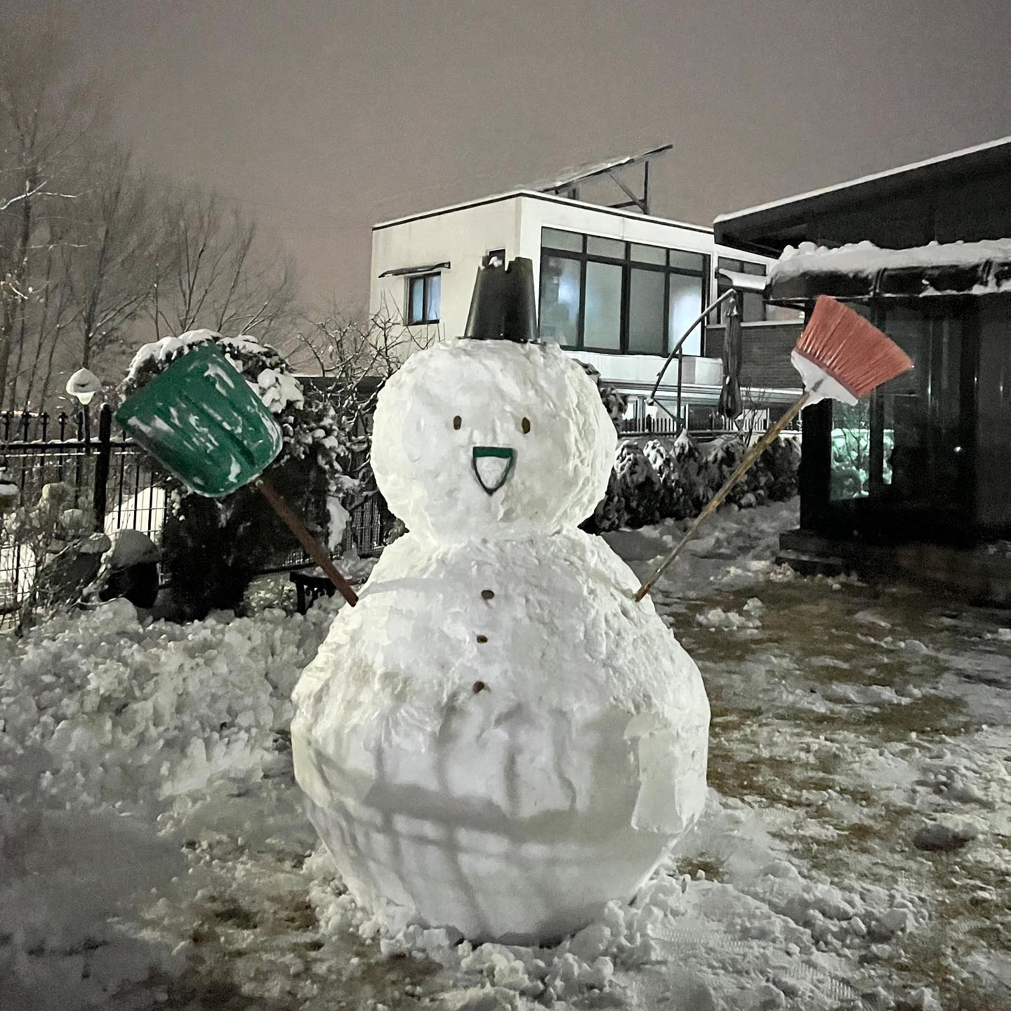 ☃️

[2023.12.29~12.31]

멀다, 바쁘다는 핑계로 할머니 찾아뵌지가 언젠지..
유안이가 두돌이 다 되어가는 이제야 울산에 다녀왔다.
엄마랑 할머니랑 셋이 누워 예전부터 수십번은 들었던 
내 어릴적 추억들을 곱씹고 또 곱씹으면 3일을 보냈다.
내가 유안이만했을때 또 그보다 더 어린시절을 회상하며
할머니 기억속에는 아직 나는 그때처럼 아기인데 
언제 이렇게 자라서 아기와 함께 왔냐고 웃으시는 할머니를 보며
내가 아기에서 아기엄마가 되는 동안에
할머니도 훌쩍 늙어버리신 것 같아 마음 한 구석이 먹먹했다.
또, 올게요 했지만 한편으로는 그게 언제일까 하는 마음도 들어서
죄송하고 씁쓸했다. 혼자라도 또 찾아뵈어야지.

*5시간동안 찡찡거림 하나없이 차 잘타준 홍유안 칭찬해.