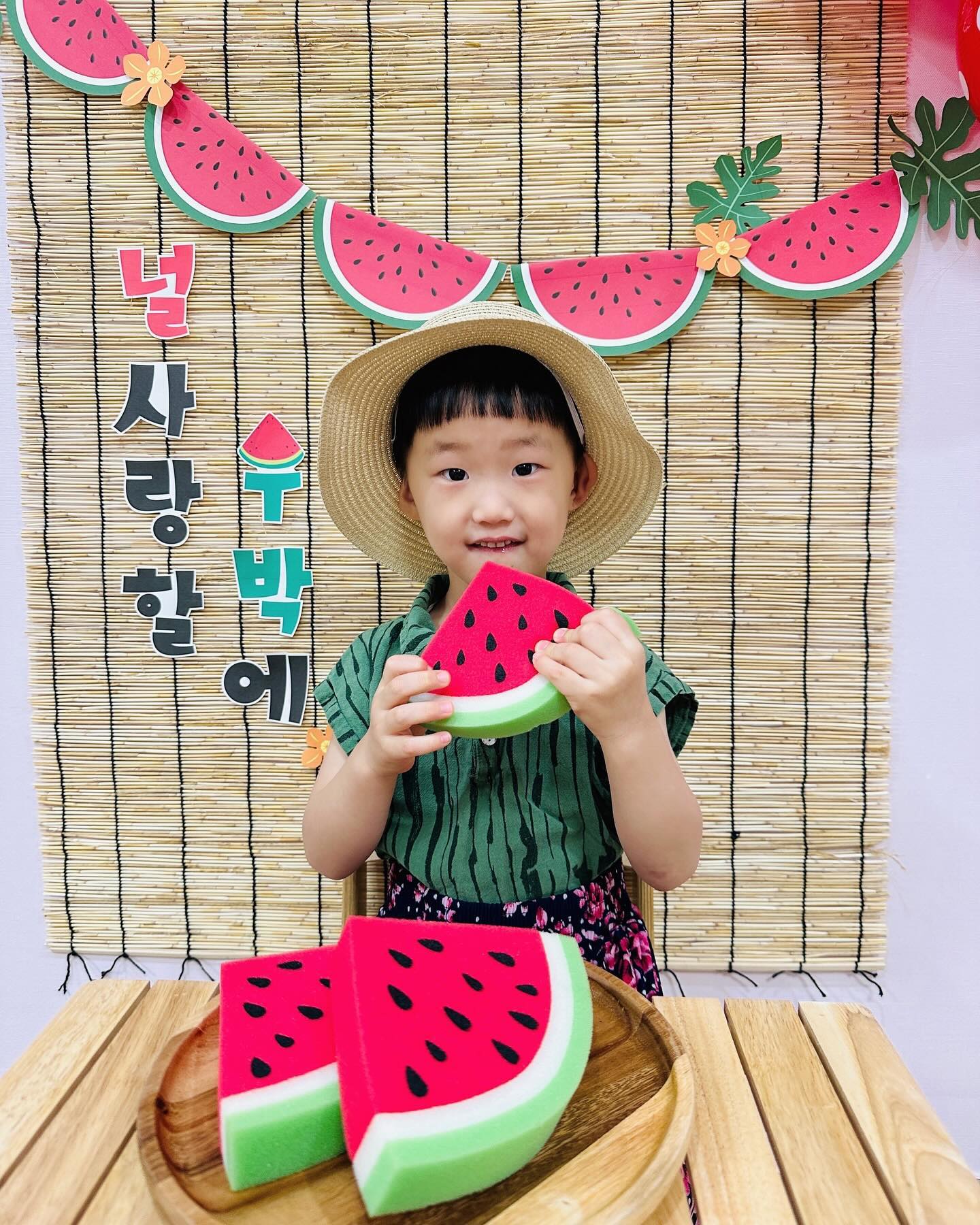 #초복행사 #초복맞이 ♥️

시원한 여름 보낸 울 챰미니✨
집에와서도 얼마나 재밌었다고 조절조잘 떠드는 너의 모습이 너무 귀여워😌

학기초보다 더욱 큰것같다는 선생님 말씀에, 그간 건강히 잘 자라주어서 고마울 뿐♥️
매일매일 아이들 덕분에 얼마나 웃고 또 웃는지!
엄마아빠도 너희들과 쉴 새 없이 이야기 하는 지금이 너무 행복해🙆🏻‍♀️♥️