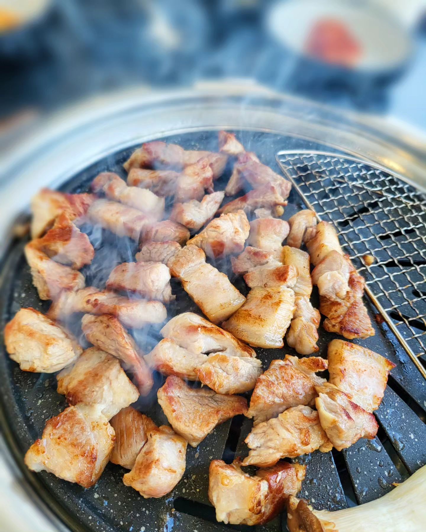#협찬 gimpojung_sundancehill_gimpo
흑돈 김포정🥩

식객 허영만의 백반기행에 나와 극찬 받은 명품 흑돼지🐷
인테리어가 고깃집 같지않은 이쁘고 깔끔함에 반하고 고기맛에  또한번 반한 흑돈 김포정🤍

지례한판을 시켰는데 오겹살과 목살이 나오더라구용😄
육즙팡팡 쫀득한 돼지고기가 넘 맛있어서 맥주한잔이 생각났지만 드라이브 나온거라 아쉬워했는뎅
흑돈김포정 네이버예약에 논알콜 맥주쿠폰이 있어서 무료로 논알콜 맥주도 마셔서 넘 좋았어용😍

고기 먹다가 물냉면을 주문했는데 여기는 물냉면까지 왜케 맛난건지요😋
(냉면육수까지 거의 다 먹은거 있죠😆)

제가 방문했을땐 옆에 카페가 오픈전이라 아쉬웠는데
지금은 오픈했으니 꼬기 먹고 카페까지 풀코스로 나들이 한번 또 떠야겠어용🤗

김포에 드라이브코스나 맛집을 찾으신다면 하성에 흑돈 김포정으로 고고씽 해보셔용🚗🥩☕️
.
.

#김포맛집#돼지고기#삼겹살야외#드라이브#김포드라이브#흑돈김포정#하성맛집#김포하성맛집#선댄스힐#김포카페#김포주말나들이#김포나들이코스#김포하성#하성고기집#먹스타#먹팔해요