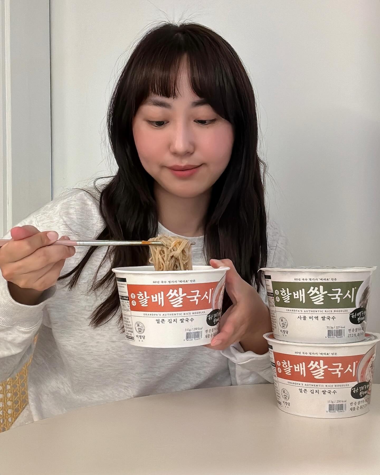 #협찬 진짜배기 쌀국수!
요즘 아침마다 러닝하면서, 풀 식단하는데요.
속세의 맛 끌릴 때 먹어보니 좋았단 할배쌀국시 🤭🤍
국수명가 경주 미정당이 60년 비법을 쏟아부어
깊고 진한 국물 + 꼬들꼬들하고 건강한 쌀면까지!
튀기지 않고 압출바식으로 면을 뽑아 48시간 냉장숙성, 60시간 내동숙성, 24시간 저온건조하여 면이 부서지거나 갈라지지 않고 부드럽고 탄력있는 면 식감이랍니다 :) 

면도 맛있고, 국물도 맛있고! 라면 대체품으로 딱이네요?! 
면 너무 좋아하는데, 할배쌀국시로 맛있고 클린하게! 칼로리 낮아서 좋아요! CU편의점에서 1+1! 내일 쟁이러 고고고고❤

#할배쌀국시 #편의점식단 #식단 #식단일기 #경주미정당 #CU신상추천 #CU신상 #레시피 #식단스타그램 #건강한식단 #잇클린