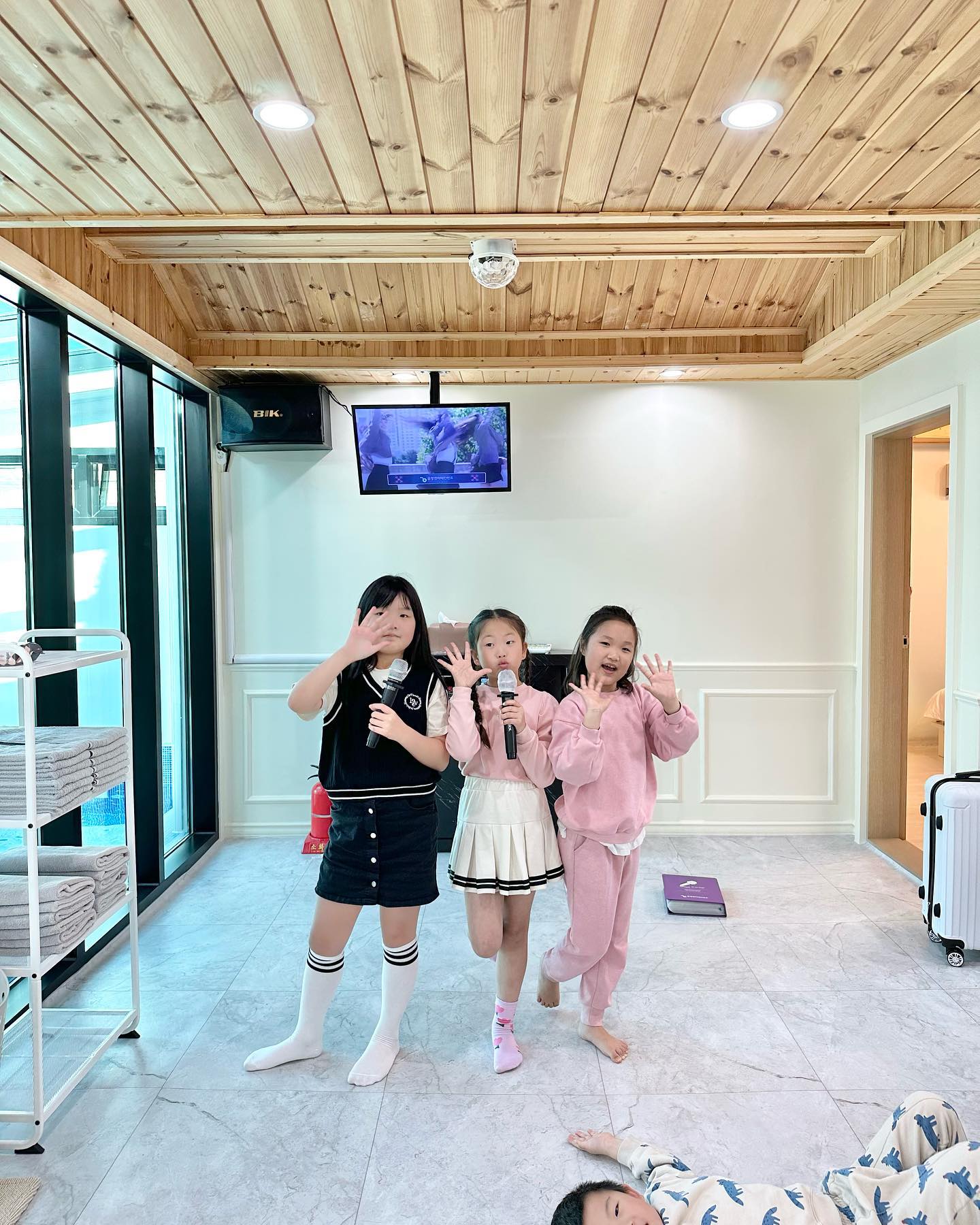 .
가게오픈전 여행💙
ming__ming84 이랑 
같이 간 경주 블루힐풀빌라B동
막 새롭게 단장해서 오픈
첫손님이 우리라니👏🏻👏🏻
안에 넘나 깨끗하고 실용적이게
준비해두신 사장님 완전 센스🌷
.
아이들은 가자마자
수영에 노래방을...12시까지
춤추고 노래불렀다는 사실...
깔깔 거리고 애들이 신나니
으른들도 신나서 너무나도
맘편히 지내다 온 곳👍👍
.
bluehill_poolvilla