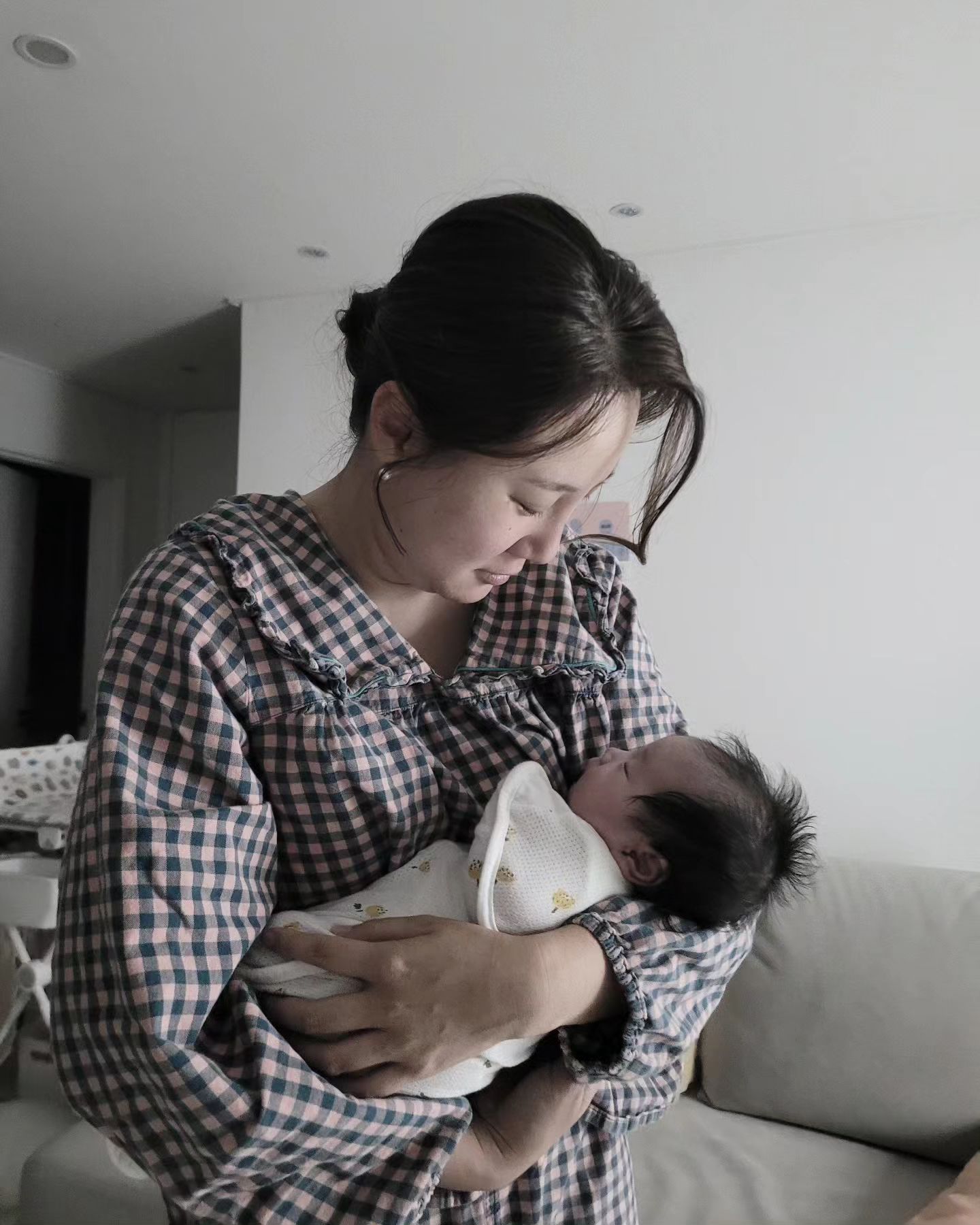 요즘 자꾸 새벽에 깨는 이모와
새벽에 식사하시는 조카의 만남~새벽 4시에 꽁냥꽁냥~♡ 
잠을 잊은 사이 ㅎㅎㅎ #조카스타그램💕