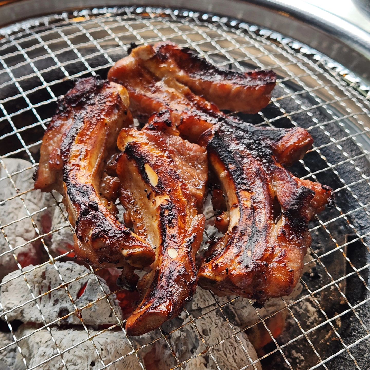 #제품제공 두툼 야들한 살코기 그득한 쪽갈비 맛집 '록갈비'
⠀
⠀
이렇게 실한 쪽갈비 보셨나요~?🤎
⠀
주문하는 즉시 초벌 작업을 해주시기 때문에
기다리는 시간이 있지만 저어언혀 문제 없어요!
⠀
에피타이저로 먹을 수 있는 떡과 껍데기가 나오기 때문!
⠀
저희는 기본 양념쪽갈비, 매운쪽갈비 1인분씩에
묵사발에 주먹밥까지 야무지게 시켰고든요,,🙈
⠀
초벌된 쪽갈비를 좀 더 먹기 좋게 구운 후
특제 소스에 콕 찍어 먹으면 진짜 행복 그잡채!!🤎
⠀
살도 엄청 두툼하고 야들야들해서 넘 맛있더라구요!
⠀
그리고 진짜 킥은 마성의 매운쪽갈비,,
소스가 엄청 매워요 매운데 손이가요,,,🔥
⠀
열심히 먹고 있는데 갑자기 계란찜이 나와서
우린 시킨적 없눈데,, 둥절둥절 했는데 알고보니
요것도 기본 세팅 메뉴였던것! 세상 진짜 푸짐하죠!?
⠀
⠀
하아,, 쓰고 있는데 또 먹고 싶은 나란 여자,,,
⠀
복날에 쪽갈비 오또세요!?
⠀
⠀
rokgalbi_yadang
⠀
⠀
#록갈비 #록갈비야당점
#야당맛집 #파주맛집 #야당고기집 #쪽갈비맛집 #파주쪽갈비