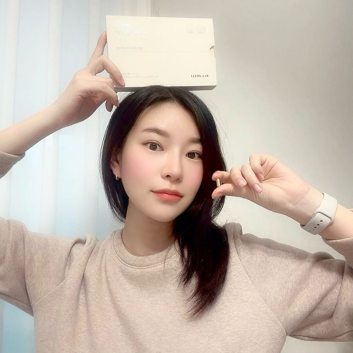 #협찬  leedslab.official 
국내 최초, 최다 22 종 영양소 함유하고 있는 리즈랩 이뮨💛 감각적인 톤온톤의 디자인의 내부 단상자 정면에는 섭취한 날을 잊지 않도록 체크 가능한 센스있는 캘린더가 표시되어 있어요.
.
리즈랩 바이알 이뮨 플러스에는 기존 19 종 영양소보다 비타민 B2, 비타민 B12, 마그네슘 이렇게 3 가지 영양소가 더 함유되어 총 22 종 영양소 함유로 업그레이드 되었는데요! 영양이 더해지면 크기가 더 커지진 않을까? 궁금했거든요. 이뮨 비타민 추천하고싶은게 영양소는 더 함유되었지만 정제크기는 커지지 않고 그대로라 리즈랩의 기술력을 엿볼 수 있다는거✨
.
이민정님이 광고모델이라 #이민정비타민 이라고도 불리는데 하루 한 병으로 간편하게 하루 영양소를 다 채울 수 있으니 좋죠🧡 망고맛 액상비타민 덕분에 물 없이 맛있게 섭취할 수 있어요! 
.
🚚 오후 1 시 이전 주문시 당일 출고당일하는데 90% 바로 다음날 도착하니 빠르게 받아보세요!
.
🔖 https://bit.ly/3ex27bn
.
.
.
.
#리즈랩 #리즈랩바이알이뮨플러스 #바이알이뮨플러스 #국내최초 #국내최다 #이민정 #이민정비타민 #골프비타민 #골프필수템 #라운딩필수템 #골프선물 #운동비타민 #올인원비타민 #종합비타민 #비타민추천 #프리미엄비타민 #면역력영양제 #멀티비타민 #멀티비타민추천 #건강기능식품추천 #비타민선물