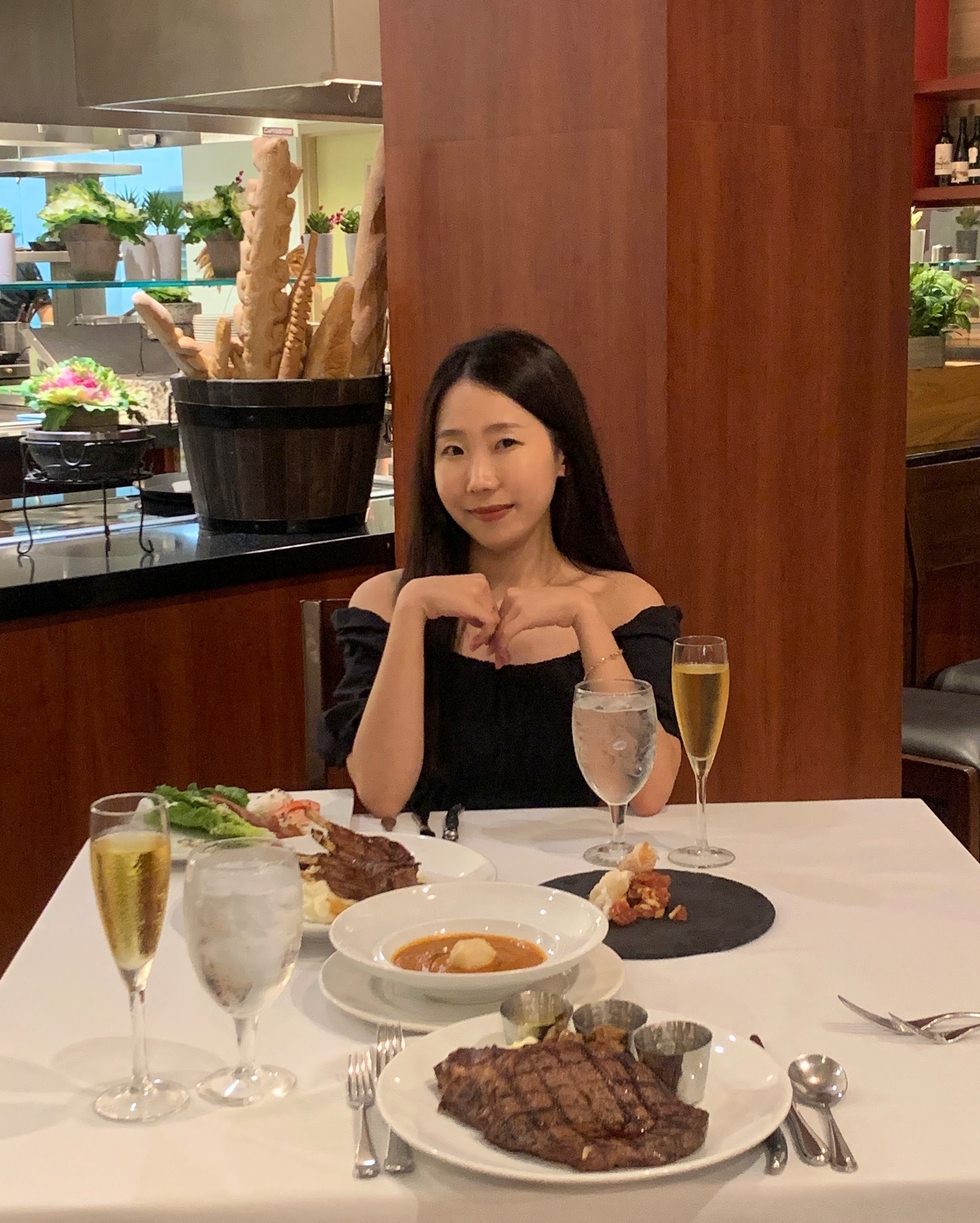 괌에서 분위기 있는 파인다이닝 즐기기…✨ 
괌 플라자 호텔 1층에 위치한 <루츠 레스토랑> 디너 코스 완전 맛있더라구요…! 센스 있는 애피타이저부터 이븐하게 익은 육즙 팡팡 고기와 달콤한 디저트까지 전부 만족스러웠답니다. 

맛과 멋이 함께하는 세 가지 코스부터 특별한 날에 어울리는 네 가지 코스까지 있어서 괌에서 분위기 있는 저녁을 즐기고 싶다면 방문해보길 권해볼게요👌✨

*** 라이브괌<<을 통해서 사전 예약하면 할인 받을 수 있으니 참고하세요😎

Enjoy an Elegant Fine Dining Experience in Guam…✨
Located on the first floor of Guam Plaza Hotel,  offers an incredible dinner course! From the creative appetizers to perfectly cooked, juicy meat and delightful desserts, everything was truly satisfying.

With options ranging from a three-course meal that combines flavor and style to a four-course meal perfect for special occasions, I highly recommend this spot for a memorable dinner in Guam👌✨

*** Pre-book through <LIVEGUAM> to receive a discount – definitely worth checking out! 😎

#괌맛집 #괌파인다이닝 #괌스테이크 #괌스테이크맛집 #괌여행 #괌자유여행 #괌호텔 #괌투어 #제작지원 guamplazaresortspa